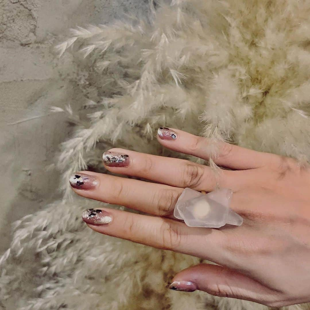 山下奈々美のインスタグラム：「Self Nail 💅 ベースはくすんだピンクに 同系色と暗めのシェルストーンをぱらぱら。 ・ ストーリーに載せた時に質問もらったんですけど、 セルフネイルはポリッシュではなくて、ジェルです🙂💕(長持ちしたいから) ジェルを硬化する機械はネットで色々と調べた結果、初心者にはシャイニージェル ( @shinygel )が使いやすそうだったので 使用してます🙆‍♀️ (逆にいいジェルメーカーあったら教えてください🤭) ・ 次はブラウン系にする予定〜〜！ ・ #秋ネイル#Nail#ネイル#葡萄ネイル #ストーンネイル#nails#autumnnails#pinknails#ピンクネイル#ブラウンネイル」