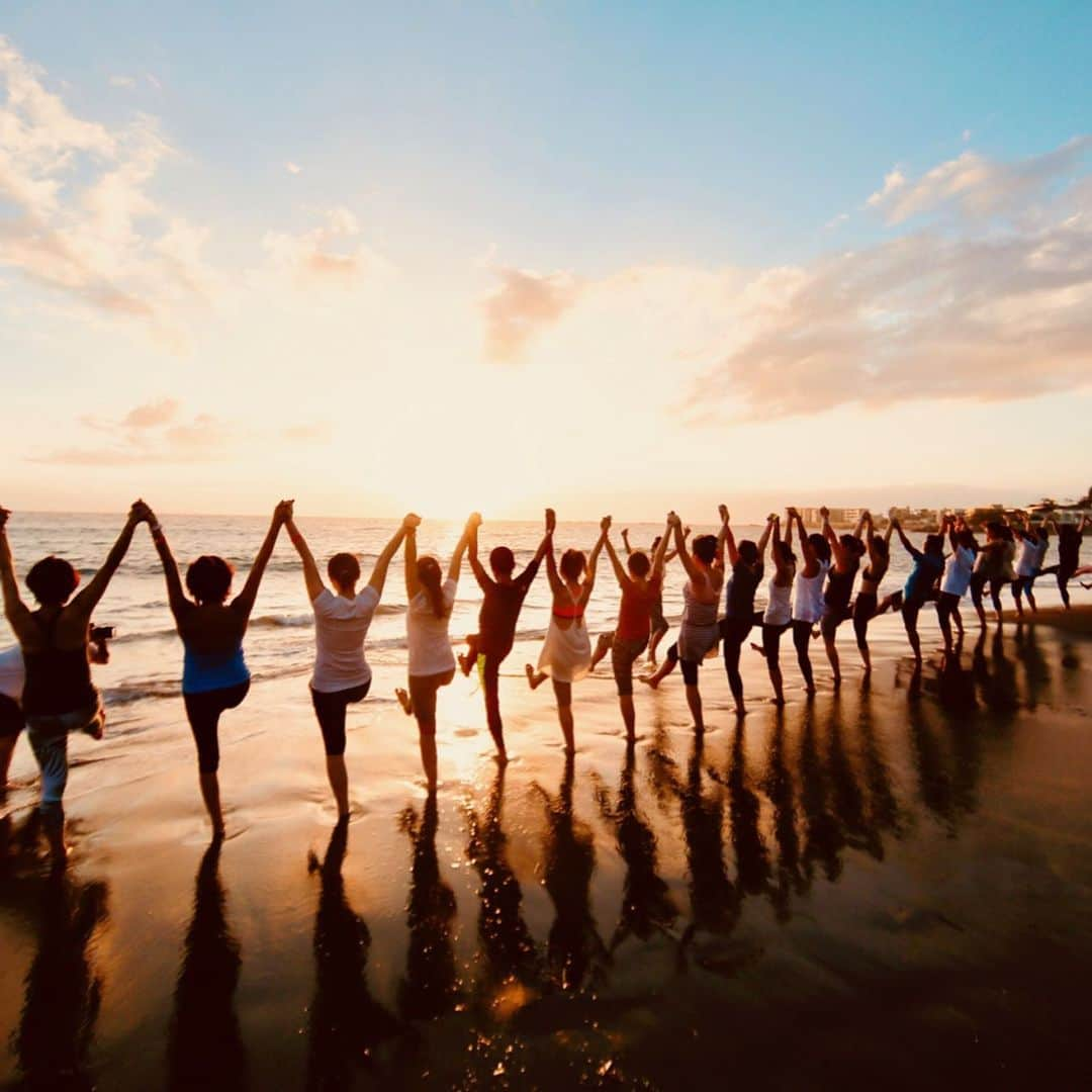 野沢和香さんのインスタグラム写真 - (野沢和香Instagram)「みなさま🙋‍♀️今年最後の #海ヨガ やります‼️ 10月5日16:00〜#sunsetヨガ 10月6日10:30〜 #朝ヨガ ☀️ 大好きな逗子のビーチで行われるこのイベントは毎回大好評 😆 @shonanbeachyoga  秋の海ヨガはビーチが静かで、その気持ち良さは格別です✨ クラスの最後には足を海につけながらヨガ😆できるのも秋ならでは⤴︎ 6日は去年好評いただいた音楽家OGATA氏とのコラボレーションヨガです🎼🥁 そして毎年恒例の　@amigo.kitchen とのランチイベントもあるよ🙋‍♀️ 皆さま、ぜひ✨ぜひ！ 今年最後の海ヨガ遊びにいらしてくださーい🐬  お申込みは @shonanbeachyoga のhpから！」9月24日 21時52分 - wakanozawa