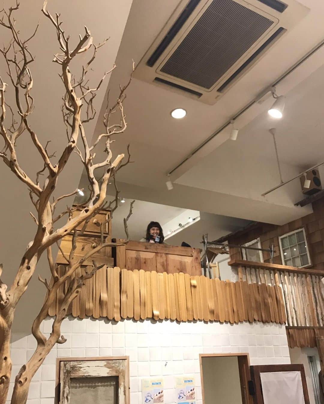 柴田紗希さんのインスタグラム写真 - (柴田紗希Instagram)「名古屋大須のflower名古屋店が 9月30日をもって閉店します。 当日13時〜17時の間、私もお店に立たせて頂くことになりました。 本当に大切な場所すぎて 寂しい気持ちでいっぱいです flower名古屋店がなかったら、あの場所でいろいろなことを経験させてもらえてなかったら、あのメンバーに出会えていなかったら、と思うと怖いぐらいに今の自分を育ててもらった尊い場所です。 当日、精一杯の感謝を込めて お店に立たせて頂こうと思ってます！ flower名古屋店最終日、ぜひいらしてください。 また、最終日でなくとも良かったら最終日までにあの場所へ来て頂けると良いなぁと心から思います！ @flower_nagoya  #flower名古屋店」9月24日 21時53分 - shibasaaki
