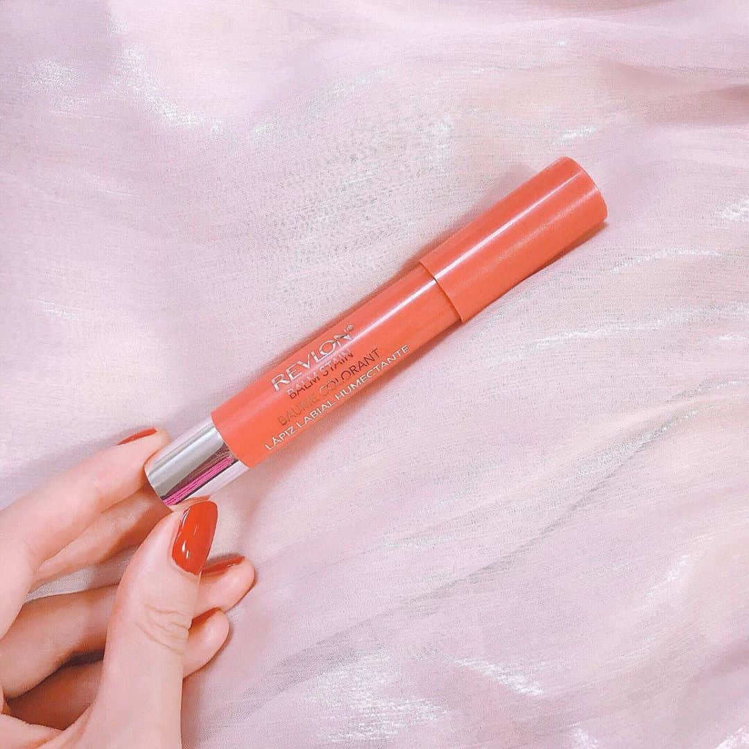 ハナエさんのインスタグラム写真 - (ハナエInstagram)「レブロン @revlonjapan のクレヨンリップ、有名だけど今日はじめてお迎えしました💄﻿ ﻿ ﻿ わたしが選んだのは95 コーラルクリスタル。ジュエルの輝きの新色とのこと。リップクリームみたいな潤い感と細かいラメがいい感じ。わたしはベースと眉とリップだけ、みたいなラフな日に使おうと思います。﻿ ﻿ ﻿ ﻿ #revlon #balmstain #lipstick #pr #レブロン #バームステイン #クレヨンリップ #コーラル #コーラルメイク #コーラルリップ #ラメリップ」9月24日 21時53分 - hanae_0227