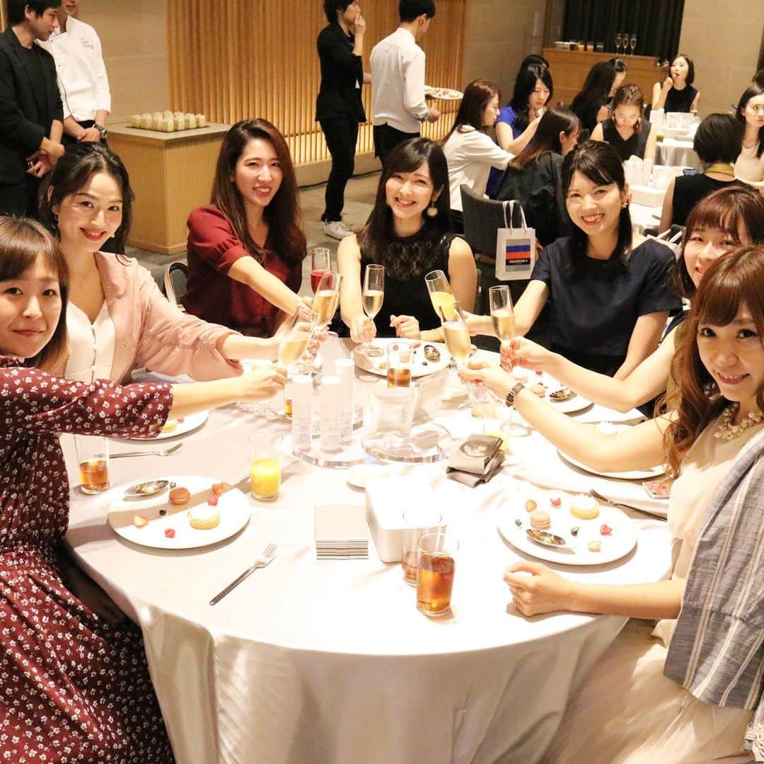 美的 Biteki's official Instagram! さんのインスタグラム写真 - (美的 Biteki's official Instagram! Instagram)「本日、美的Party with NAVISION  NAVISION Hyaluronic Acid Night〜ナビジョン HAフィルパッチ ヒアルロン酸 ナイト〜が行われました！  華やかに着飾った美的クラブメンバーがTRANK（HOTEL）に集まると、会場は一気にパーティらしい煌びやかな雰囲気に！  今回体験するのは、針状のヒアルロン酸＝マイクロニードルが1,200本もついた「資生堂 ナビジョン HAフィルパッチ」。目の下の化粧を落とし、化粧水で整えた後にHAフィルパッチを貼って、美味しいスペシャルメニューを楽しみつつ、開始時間まで待ちます。  パーティがスタートしてまず登場したのは、美容のエキスパートとしても活躍する美的専属モデルの有村実樹さん。 「今年は特にシワケアアイテムがたくさん出ている気がします。日々のスキンケアや、エステ、美容医療など、様々なケア方法に注目していますが、中でも美容医療よりも手軽で、お家でできる最新技術がすごいんです！ いまみなさんも貼っているHAフィルパッチを私も試したのですが、翌朝、目の下の表情ジワが気にならなかったんです！ 撮影の前日は特に手放せないですね」と、有村さんもHAフィルパッチの即効性の高さに驚いていました。  続いて、資生堂 ナビジョン メディカルリサーチャーの松永由紀子さんに“ヒアルロン酸”について詳しく解説していただきました。 「ヒアルロン酸は、抜群の保水力があり、角層・真皮にも存在しています。しかし加齢とともにヒアルロン酸は減少してしまいます。定期的に補ってあげるのがベストですが、分子量が大きくなかなか肌に浸透しないんです。マイクロニードル技術は肌に直接ヒアルロン酸が浸透するから即効性が高いんです」と松永さん。マイクニードルの開発秘話も伺い、「HAフィルパッチ」への期待がますます高まっていきます。  最後はお楽しみのデザートタイム♪ オリジナルのスペシャルケーキも登場し、写真を撮る手が止まりません！ パーティ前からつけていたHAフィルパッチをはがすと、目の下はふっくらハリが出た様子。即効性の高さに美的クラブメンバーも「こんなにふっくらするなんてびっくり！ 週1のスペシャルケアに取り入れたいです」と大満足のまま帰路につきました。  ヒアルロン酸の詳しい特徴や製品詳細は近日公開の美的.comの記事をチェックして♪ . ★★★ GINZA SIXでは現在ナビジョンの期間限定ストアが開催中！ 29日（日）までだから、お見逃しなく♪ ★★★ . #ナビジョン #ハイリターン美容 #チクチク中毒 #マイクロニードル #ヒアルロン酸 #HAフィルパッチ #美意識向上委員会 #美容好きな人と繋がりたい #一軍コスメ #美的パーティ #美的 #TRUNKHOTEL #トランクホテル #ブティックホテル #boutiquehotel」9月24日 21時47分 - bitekicom