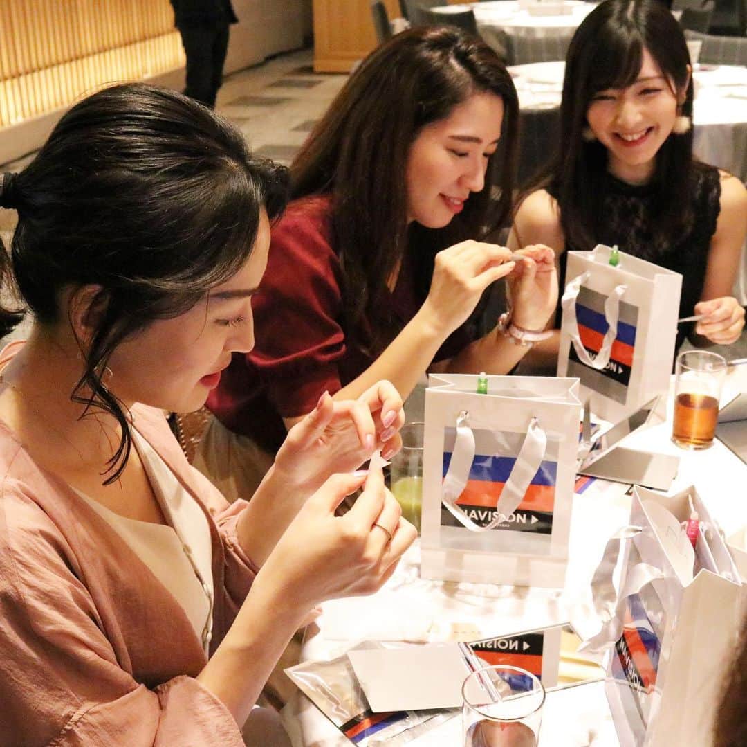 美的 Biteki's official Instagram! さんのインスタグラム写真 - (美的 Biteki's official Instagram! Instagram)「本日、美的Party with NAVISION  NAVISION Hyaluronic Acid Night〜ナビジョン HAフィルパッチ ヒアルロン酸 ナイト〜が行われました！  華やかに着飾った美的クラブメンバーがTRANK（HOTEL）に集まると、会場は一気にパーティらしい煌びやかな雰囲気に！  今回体験するのは、針状のヒアルロン酸＝マイクロニードルが1,200本もついた「資生堂 ナビジョン HAフィルパッチ」。目の下の化粧を落とし、化粧水で整えた後にHAフィルパッチを貼って、美味しいスペシャルメニューを楽しみつつ、開始時間まで待ちます。  パーティがスタートしてまず登場したのは、美容のエキスパートとしても活躍する美的専属モデルの有村実樹さん。 「今年は特にシワケアアイテムがたくさん出ている気がします。日々のスキンケアや、エステ、美容医療など、様々なケア方法に注目していますが、中でも美容医療よりも手軽で、お家でできる最新技術がすごいんです！ いまみなさんも貼っているHAフィルパッチを私も試したのですが、翌朝、目の下の表情ジワが気にならなかったんです！ 撮影の前日は特に手放せないですね」と、有村さんもHAフィルパッチの即効性の高さに驚いていました。  続いて、資生堂 ナビジョン メディカルリサーチャーの松永由紀子さんに“ヒアルロン酸”について詳しく解説していただきました。 「ヒアルロン酸は、抜群の保水力があり、角層・真皮にも存在しています。しかし加齢とともにヒアルロン酸は減少してしまいます。定期的に補ってあげるのがベストですが、分子量が大きくなかなか肌に浸透しないんです。マイクロニードル技術は肌に直接ヒアルロン酸が浸透するから即効性が高いんです」と松永さん。マイクニードルの開発秘話も伺い、「HAフィルパッチ」への期待がますます高まっていきます。  最後はお楽しみのデザートタイム♪ オリジナルのスペシャルケーキも登場し、写真を撮る手が止まりません！ パーティ前からつけていたHAフィルパッチをはがすと、目の下はふっくらハリが出た様子。即効性の高さに美的クラブメンバーも「こんなにふっくらするなんてびっくり！ 週1のスペシャルケアに取り入れたいです」と大満足のまま帰路につきました。  ヒアルロン酸の詳しい特徴や製品詳細は近日公開の美的.comの記事をチェックして♪ . ★★★ GINZA SIXでは現在ナビジョンの期間限定ストアが開催中！ 29日（日）までだから、お見逃しなく♪ ★★★ . #ナビジョン #ハイリターン美容 #チクチク中毒 #マイクロニードル #ヒアルロン酸 #HAフィルパッチ #美意識向上委員会 #美容好きな人と繋がりたい #一軍コスメ #美的パーティ #美的 #TRUNKHOTEL #トランクホテル #ブティックホテル #boutiquehotel」9月24日 21時47分 - bitekicom