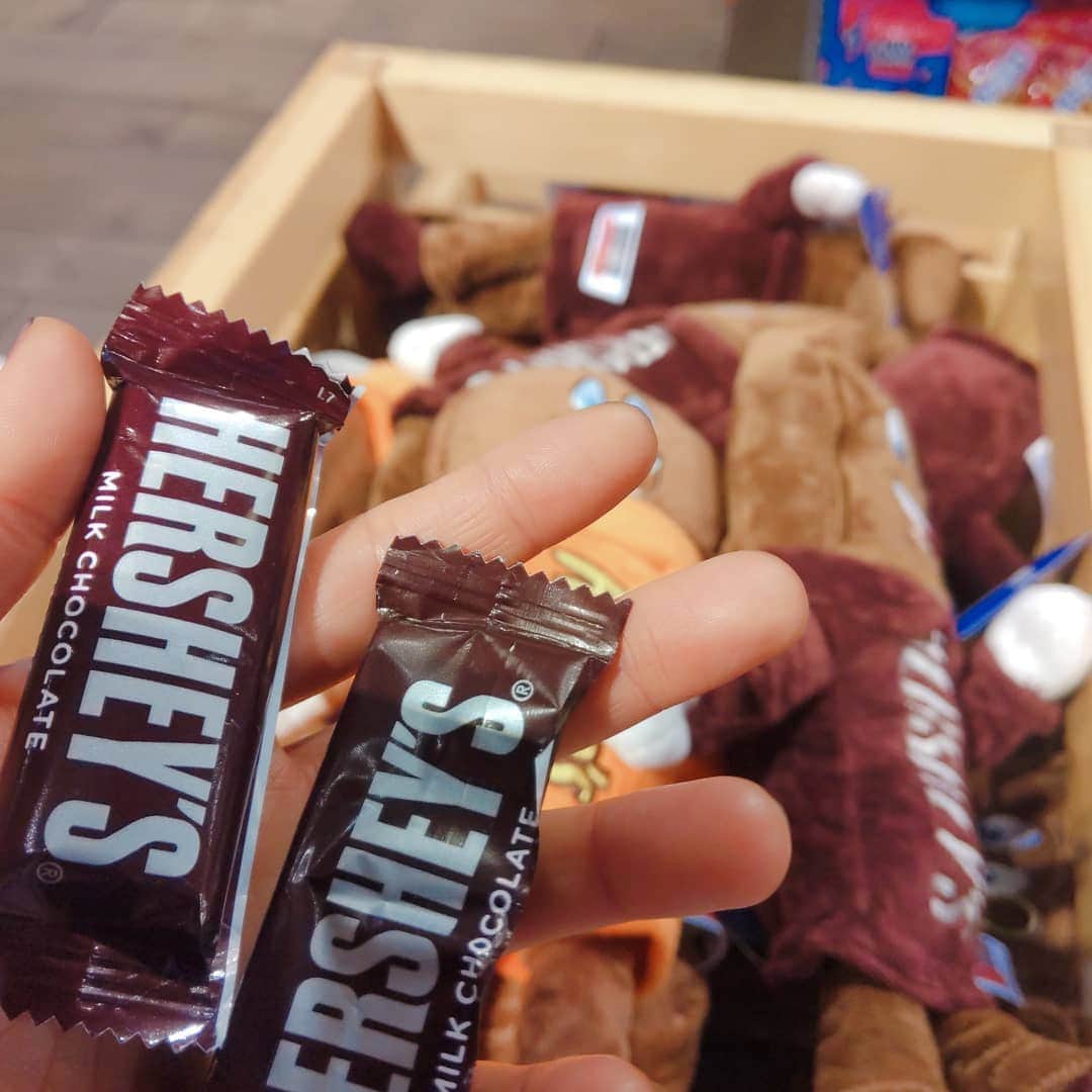 emiemieminkoさんのインスタグラム写真 - (emiemieminkoInstagram)「大好きなHERSHEY'Sのショップ行って 甘々なの食べて、ベッタベタになっちゃった😂  クッキーにマシュマロとホットチョコ挟んであるやつ〜♬ おいしー♥  でもベッタベタになる😂 うまく食べれる人いるんかな。。。 #hersheys #チョコ #甘#emiemieminkoworldtravel」9月24日 21時48分 - emiemieminko