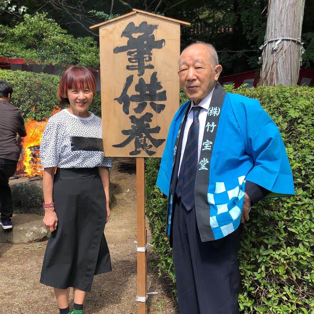 YUKI TAKESHIMAさんのインスタグラム写真 - (YUKI TAKESHIMAInstagram)「バリから帰国の翌朝は、毎年の行事9月23日広島熊野で開催される筆祭りに参加しました。 yUKITAKESHIMAのブラシをお買い求めくださり役目を果たした筆を感謝し供養する為です。 私のブラシを作って下さってる職人竹森鉄舟氏と筆供養🙏🔥 #筆祭り #筆供養 @yukitakeshimamake  #竹森鉄舟  #感謝 #熊野筆  #メイクアップブラシ」9月24日 21時51分 - yukimake