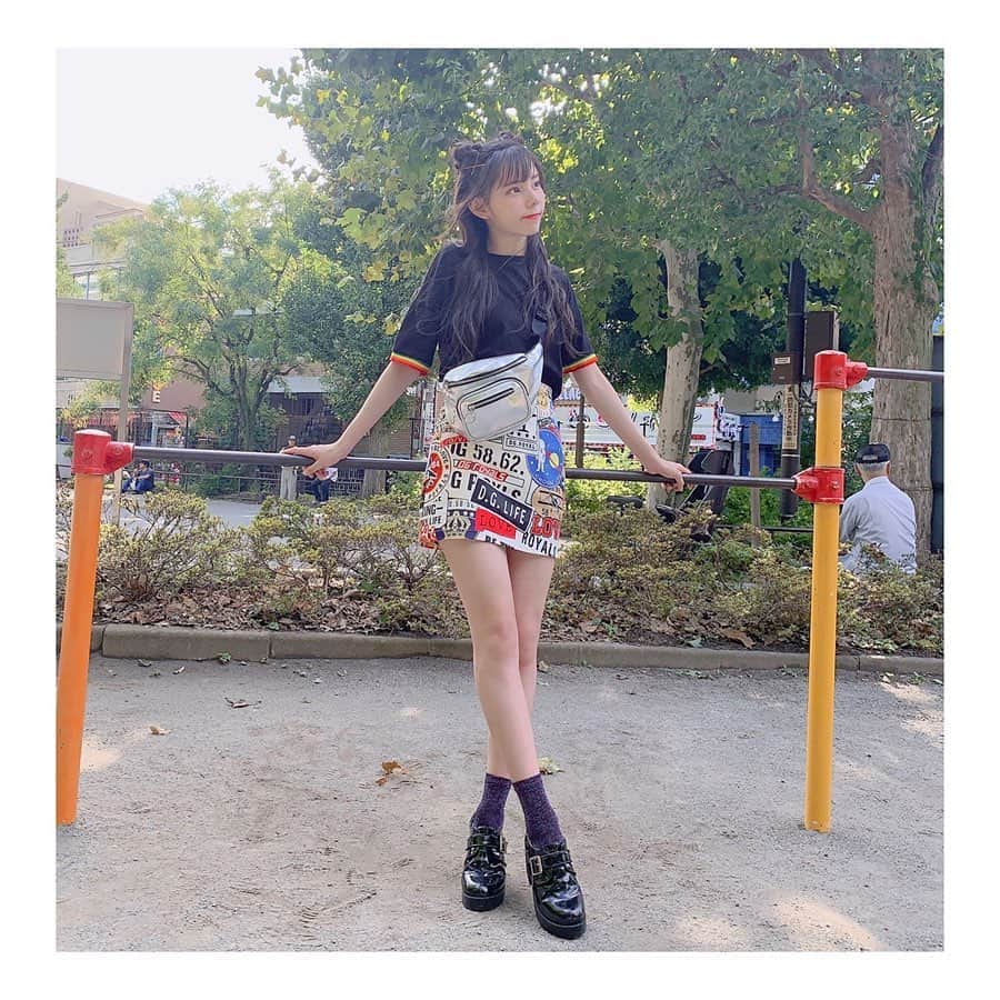 大森莉緒さんのインスタグラム写真 - (大森莉緒Instagram)「・ ・ このお洋服は、名古屋の大須商店街にある「parallel」で買ったんだよ😆💋 ・ ・ スカートのデザインが、おもしろ可愛いくて買っちゃった😂🌎 ・ ・ シルバーのバッグは、妹に借りた🤫笑 ・ ・ 今日ね！お家にばあばが来てるから、莉緒の得意料理ビビン麺を作ったよ🤤笑 ・ ・ トマトとモッツァレラチーズのカプレーゼも🍅🧀 ・ ・ 喜んでくれて嬉しかった〜🤗 ・ ・ #大森莉緒 #おーりお #おりおんず #韓国 #公園 #korea #ビビン麺 #カプレーゼ #cheese #tomato #food #code #rainbow #silver #bag #おーりおこーで #instagood #Instapic」9月24日 22時06分 - rio.ohmori