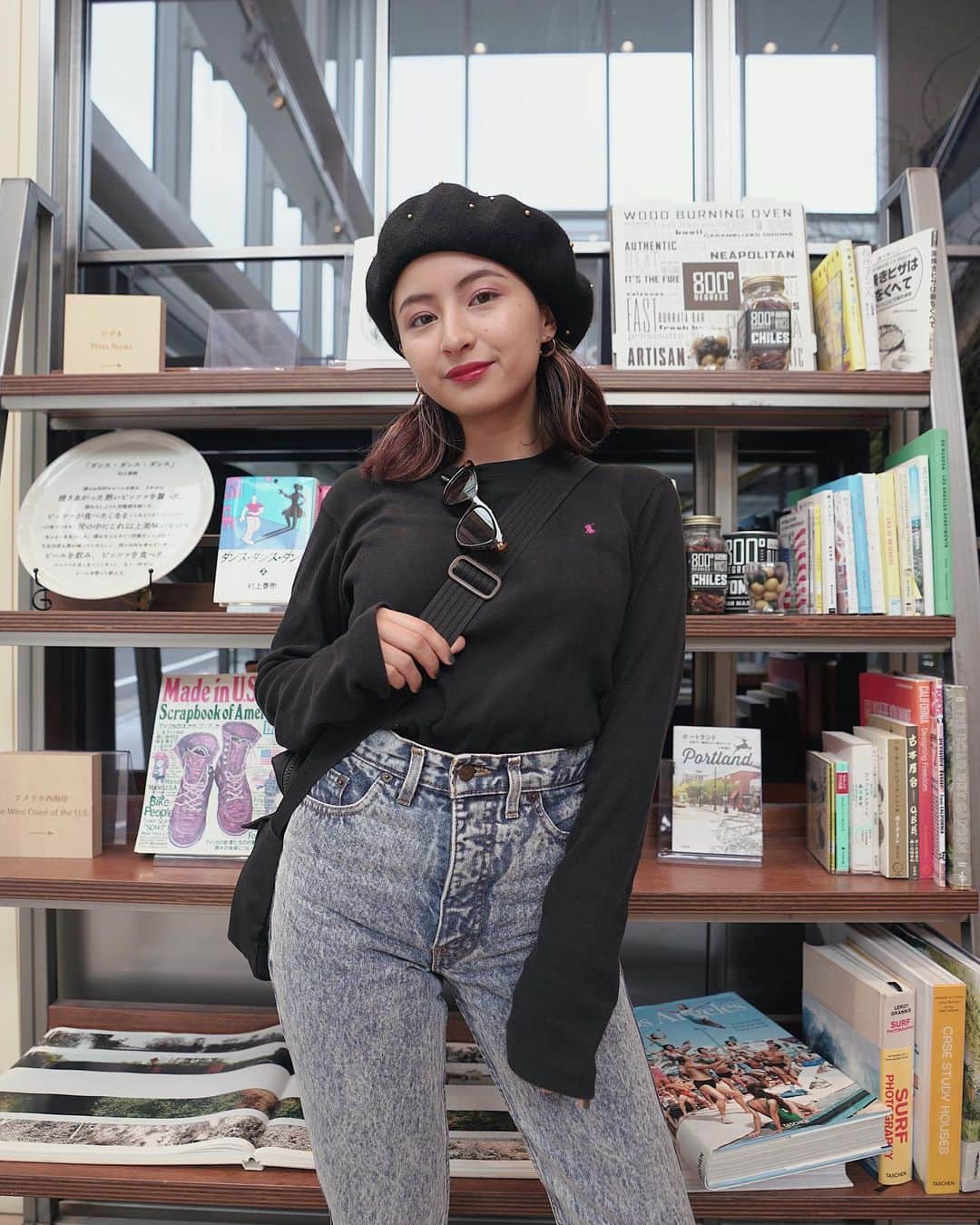 のインスタグラム：「やばい、ここ最近ベレー帽ばっかり…🖤 秋はこれからだってのに🙊 * #autumn #fall #fashion #outfit #ootd #outfitoftheday #rosebud #paulsmith  #levis #ralphlauren  #beret #beretstyle #fallfashion #autumnstyle  #秋服 #秋ファッション #服 #秋コーデ #秋 #ベレー帽 #シンプルコーデ #デニムコーデ #黒コーデ #ブラックコーデ #julifashion」