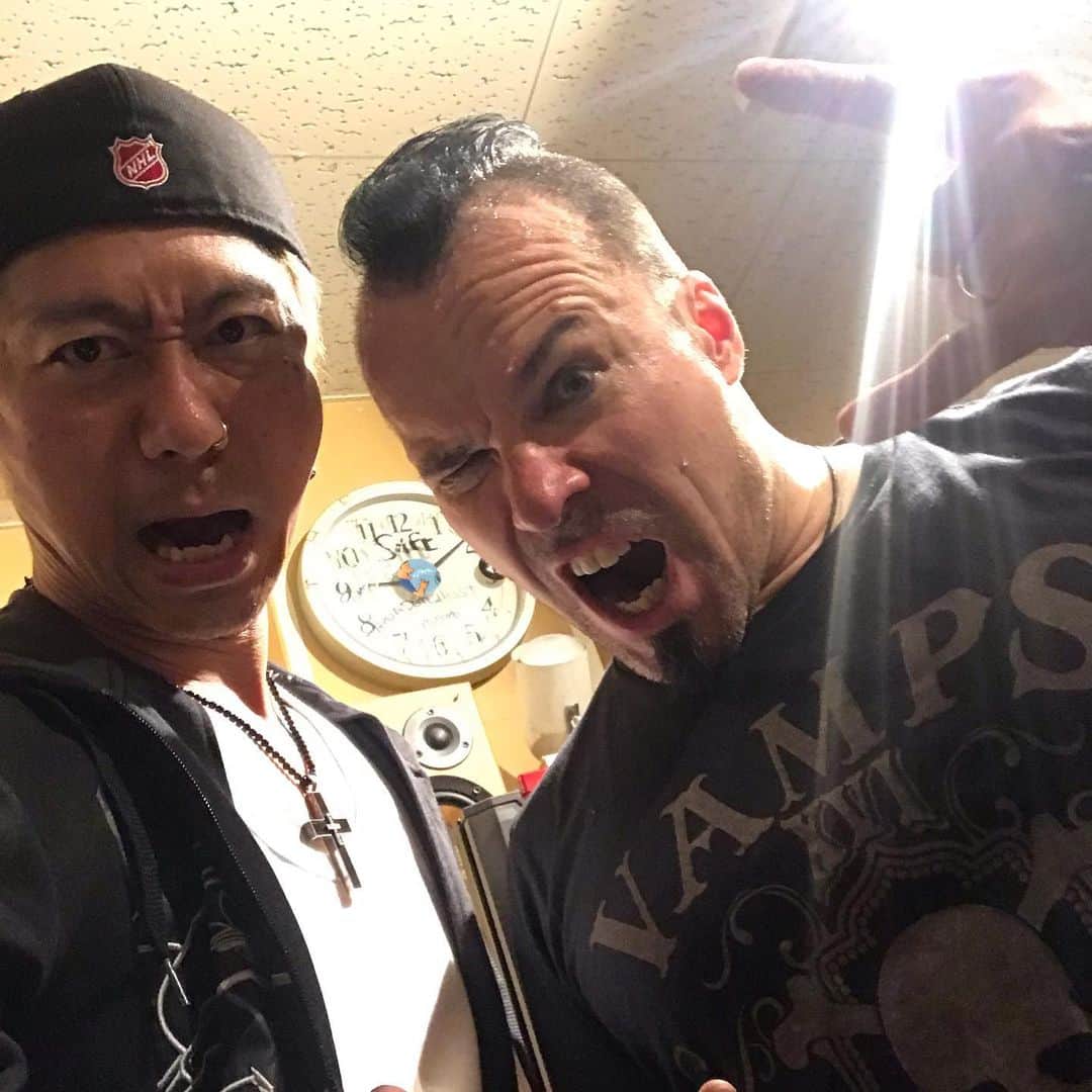 Ju-kenのインスタグラム：「with #Paavo from @apocalypticaofficial ! Thanks for inviting to the great show(^^) Take care and hava a good tour,Bro✈️ Check the his “T”(^^)」