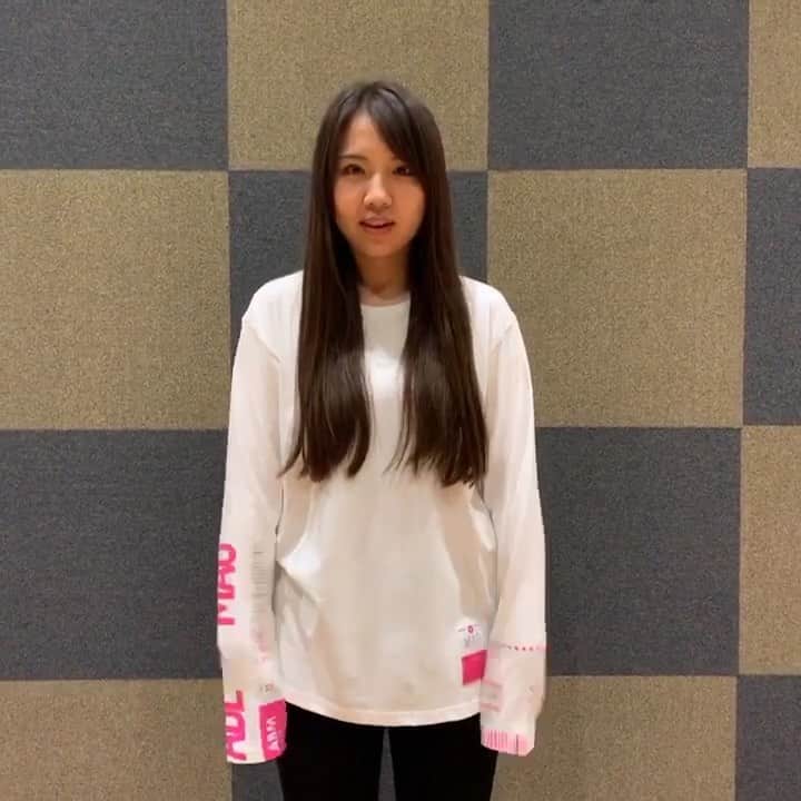 阿部真央のインスタグラム：「弾き語りツアーグッズ着用画像・映像です。 👕【ロングスリーブTシャツ（通常カラー）】着用サイズ：L 👕【ロングスリーブTシャツ（ファンクラブ限定カラー）】着用サイズ：M 👕【旅するうさぎTシャツ】着用サイズ：M 👜【ウエストポーチ】 🎫【マフラータオル】左：通常カラー  右：ファンクラブ限定カラー  サイズなどご参考に🙋‍♀️ #阿部真央 #あべま #あべまにあ #グッズ」