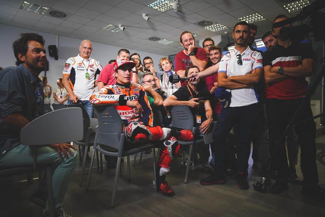 レプソル・ホンダのインスタグラム：「How do you watch @MotoGP? 🧐 • • • @pullandbear」