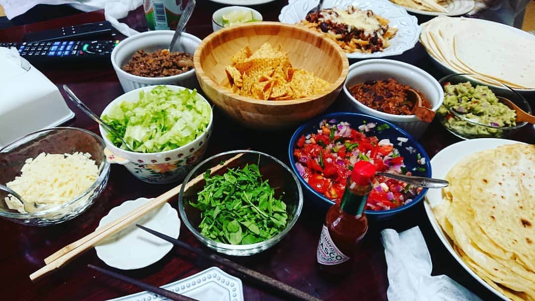 今井隆文のインスタグラム：「昨日の夜から仕込んで、昼にタコス祭！  我ながらうまく作れた！ トルティーヤも焼いてみたけど、中々難しかった！手間を考えると、カルディで買った方が良い！笑 ちょっと買っといて良かったー！ 真ん中は普通にドンタコス！」