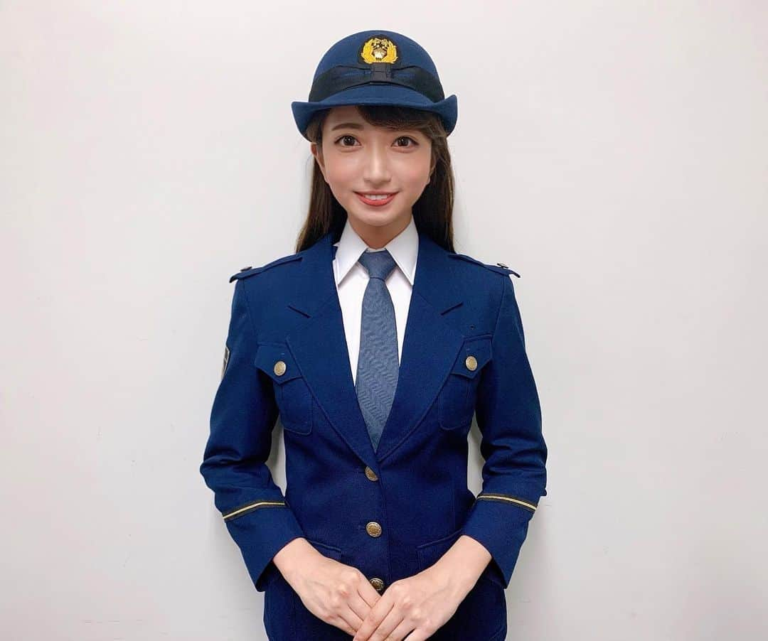 羽田優里奈のインスタグラム：「. . . 【お知らせ】 . 2020年の「大阪府警察の広報モデル」を 務めさせていただくことになりました☺️ . . 警察官の制服を着ると とっても身が引き締まりますね👮‍♀️ おそらく今年イチの真剣な表情で サインを書く様子です✏️ . 撮影はマネージャー。📸 絶妙なタイミングで色紙を差し入れ続けるという 敏腕マネージャー技を見せてくれました。さすが🙏 . . . 来年は一日警察署長としてイベントに出没したり、 様々な情報をお伝えしていければと思います。 おたのしみに〜🌟 . . ちなみに大阪府警さんの公式インスタでは 警察官の普段のお仕事の様子などが見られます♪ 白バイかっこいいよ！🏍 . . . . . . . . . . #大阪府警察 #大阪府警 #警察 #警官 #衣装 #スーツ  #大阪 #広報 #モデル #ポリス #イメージモデル  #一日警察署長 #白バイ #タレント #キャスター  #制服 腕の #紋章 が #かっこいい #お気に入り☺︎ #japan #osaka #police #model #japanesegirl #costume #uniform」