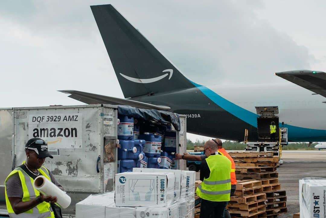 ジェフ・ベゾスさんのインスタグラム写真 - (ジェフ・ベゾスInstagram)「Thank you to our customers who donated relief items for a second Amazon Air plane of humanitarian aid. Together, more than 400,000 Amazon-donated & customer-donated items have been provided to those affected by #HurricaneDorian in the Bahamas & the US. [Link in bio]」9月24日 22時29分 - jeffbezos