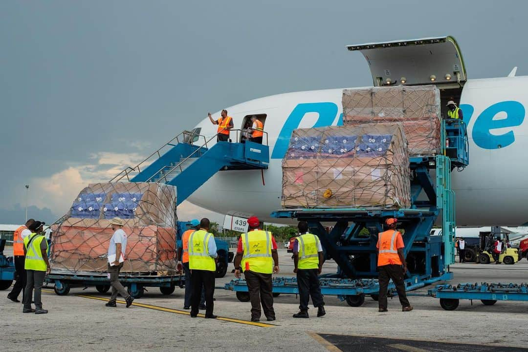 ジェフ・ベゾスさんのインスタグラム写真 - (ジェフ・ベゾスInstagram)「Thank you to our customers who donated relief items for a second Amazon Air plane of humanitarian aid. Together, more than 400,000 Amazon-donated & customer-donated items have been provided to those affected by #HurricaneDorian in the Bahamas & the US. [Link in bio]」9月24日 22時29分 - jeffbezos