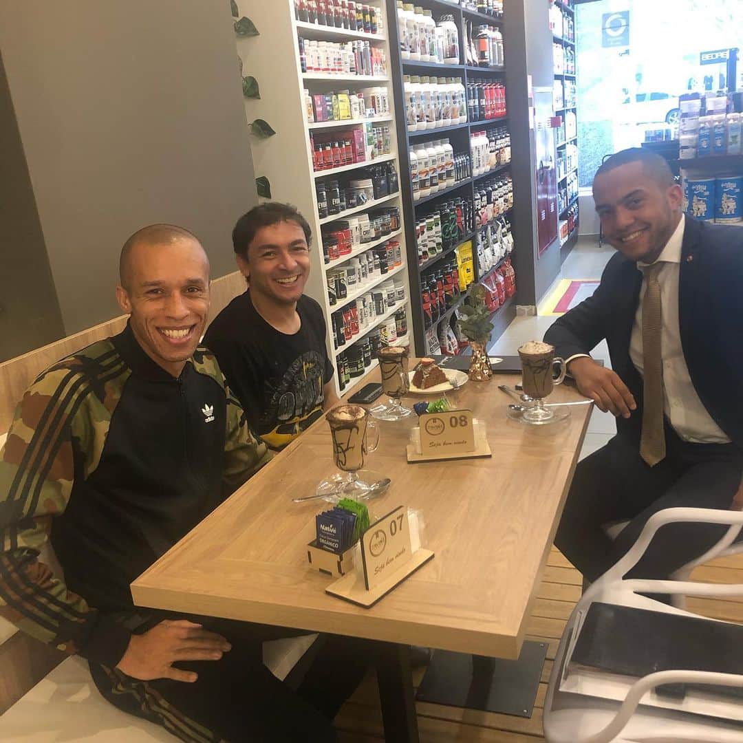ミランダのインスタグラム：「Recebendo meus amigos na @divinaterracuritiba  #ricardinho#james#」