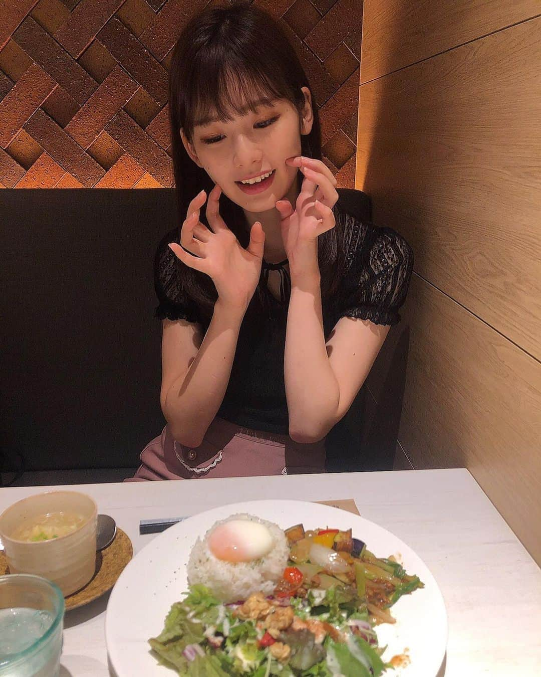 浅井七海さんのインスタグラム写真 - (浅井七海Instagram)「.﻿ ﻿ ﻿ ﻿ ガパオライス﻿ ﻿ ﻿ この前ご飯食べに行った時の🍴﻿ ﻿ ガパオライスたべたよー！﻿ セロリがめちゃ入ってた(^_^)﻿ 意外と食べれる人(^_^)﻿ 美味しかった！！！！！🦁﻿ ﻿ ﻿ #ガパオライス #タイ料理 #ผัดใบกระเพราไก่สับ﻿ ﻿ ﻿」9月24日 22時45分 - naamin48_