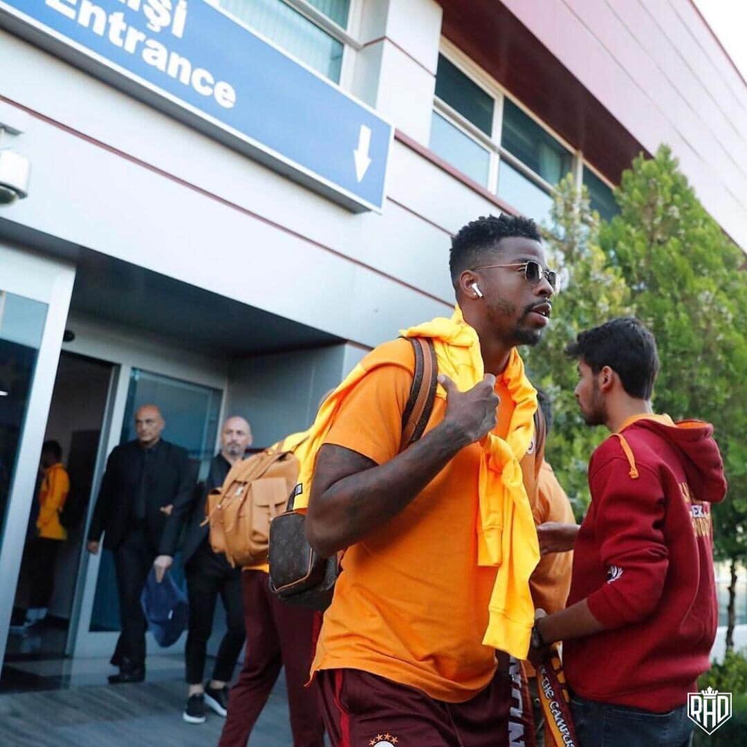 ライアン・ドンクのインスタグラム：「Kushbashi yemege gotur beni shekherpare @eakbas38 #derbihaftasi #Galatasaray #donkça 🐣」