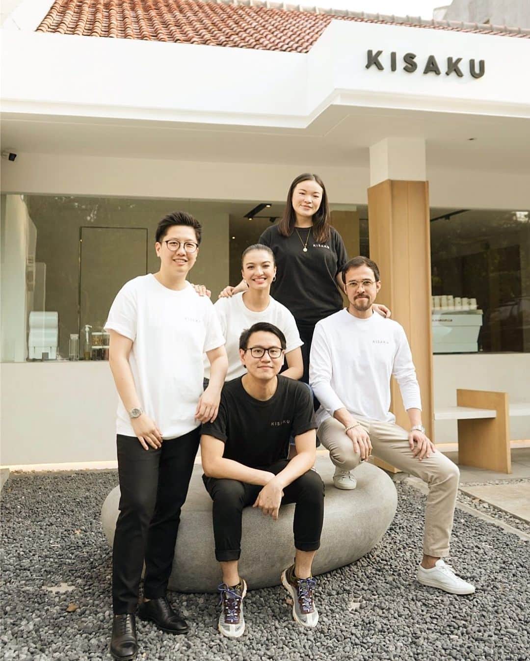 ラライン・シャーのインスタグラム：「Banyak banget yang nanyain Kisaku itu artinya apa sih? Pada awal muasal mempunyai niat membuka usaha kedai kopi dengan adik dan 4 temanku ini, kita mencoba mencari nama yang pas. Ibuku setiap hari membanjiri chat group kita dengan nama nama sampai akhirnya ada yang menarik, “kisahku.. “Wah, ada potensi. Kita memang berniat utk menjadikan perjalanan hidup tokoh tokoh yang menginspirasi mejadi bagian dari content sosial media kita . Kisahku... cerita hidup seseorang memanglah menarik untuk kita pahami dan pelajari. Tapi...kita ingin nama yang lebih unik dan bisa mendunia. Bagaimana kalau kita cari arti KISAKU? Kisaku dalam bahasa Jepang artinya bersahabat, tulus, hati yang terbuka, hangat, jujur dan apa adanya. Alangkah asiknya kalau kita buat filosofi pelayanan dan namanya dengan kata Kisaku! Aha! Done. Kita juga mengharap teman teman tau nih kita berlima sangat Kisaku lho 😊🤗😚😜😁 Friendly.Sociable. Candid. Genuine. Good humored. Willing. Open hearted. Sincere. Pas kan yah? 😝 Kisahku berlanjut... #Kisaku #entrepreneurship #love #is #understanding @kisaku.co」