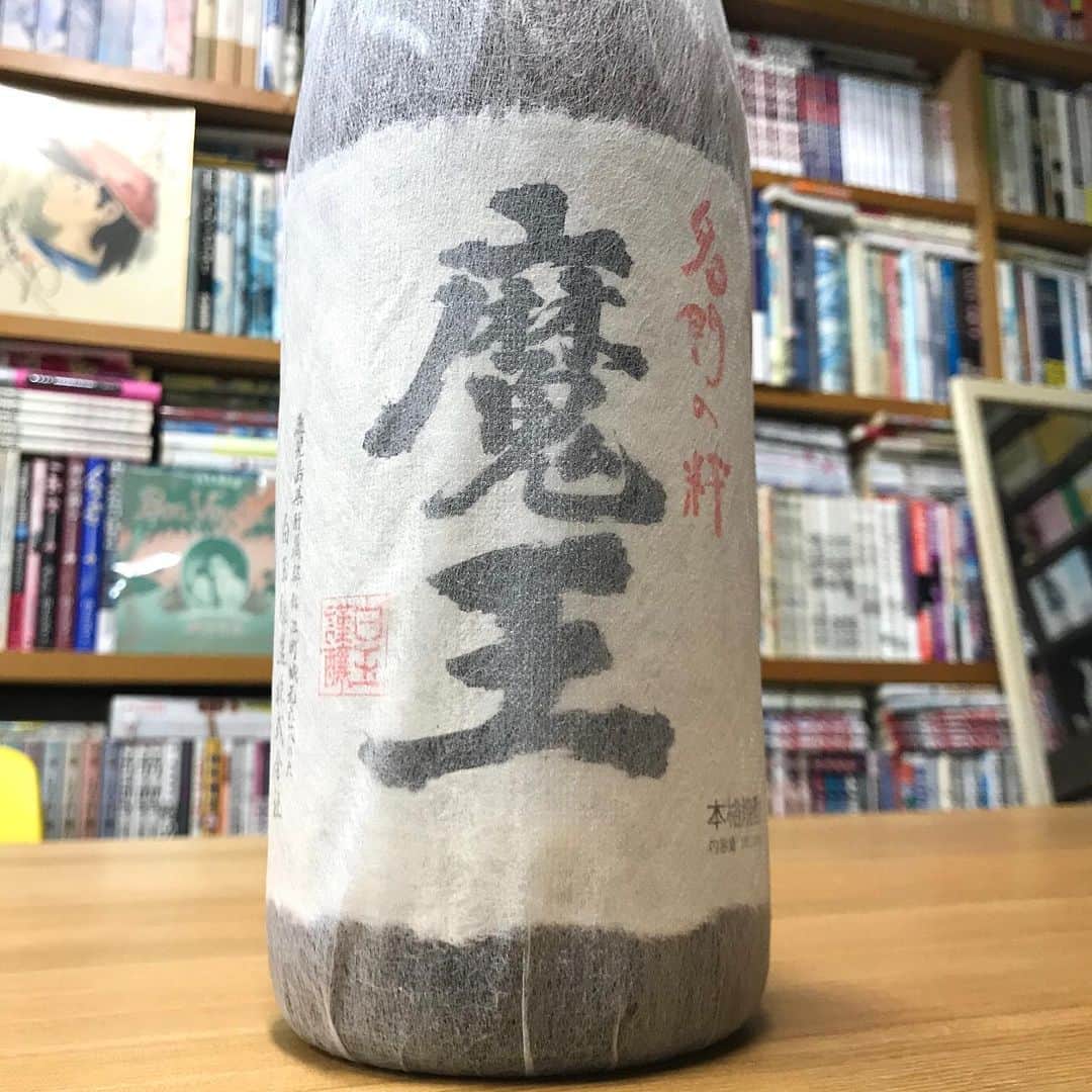 のインスタグラム：「下館でファンの方から頂いた一升瓶。開けて見てみたらなんと魔王じゃないの！！これ見てたらこの場でお礼を。ありがとうございます！」