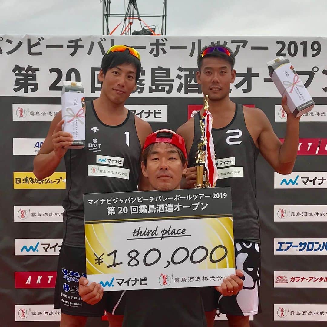 越川優さんのインスタグラム写真 - (越川優Instagram)「マイナビジャパンビーチバレーボールツアー2019 第6戦 都城大会 第20回霧島酒造オープン  第3位でした🥉  前回表彰台の沖縄大会の3位は嬉しい3位。今回の3位は悔しい3位。。 でも、もう一つ、そしてもう二つ上に行くために必要な事が見えてきた。 すぐに出来ることではないけれど、それが見えたことは、大きな事！！ 焦らず、地道にやるしかない。  次は今週末の、第7戦名古屋大会です💪  毎日目まぐるしく変わる台風の天候の中、大会に関わってくださったみなさんに感謝します。  #横浜メディカルグループ 所属  #ymg  #hrdエンジニア株式会社  #加賀電子株式会社  #株式会社朋栄社  #和興通信工業株式会社  #株式会社かとり  #株式会社デューク  #エルバランスアイズ  #株式会社ドリームオンライン  #gallery2  #claudiopandiani  #volleyballjunky  #ルックスオティカジャパン  #luxotticajapan  #oakley  @oakleyjapan  #有限会社ベストパフォーマンス  @best.performance2002  #酒井医療株式会社  #カラダファクトリー  @platform1440  #越川優  #yukoshikawa  #beachvolleyball  #ビーチバレー  #tokyo2020  @fivbvolleyball  #マイナビ  #霧島酒造  #池田隼平  #森岡大生」9月24日 14時06分 - yu_koshikawa