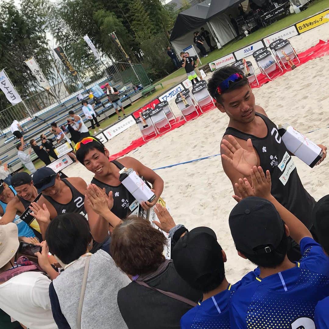 越川優さんのインスタグラム写真 - (越川優Instagram)「マイナビジャパンビーチバレーボールツアー2019 第6戦 都城大会 第20回霧島酒造オープン  第3位でした🥉  前回表彰台の沖縄大会の3位は嬉しい3位。今回の3位は悔しい3位。。 でも、もう一つ、そしてもう二つ上に行くために必要な事が見えてきた。 すぐに出来ることではないけれど、それが見えたことは、大きな事！！ 焦らず、地道にやるしかない。  次は今週末の、第7戦名古屋大会です💪  毎日目まぐるしく変わる台風の天候の中、大会に関わってくださったみなさんに感謝します。  #横浜メディカルグループ 所属  #ymg  #hrdエンジニア株式会社  #加賀電子株式会社  #株式会社朋栄社  #和興通信工業株式会社  #株式会社かとり  #株式会社デューク  #エルバランスアイズ  #株式会社ドリームオンライン  #gallery2  #claudiopandiani  #volleyballjunky  #ルックスオティカジャパン  #luxotticajapan  #oakley  @oakleyjapan  #有限会社ベストパフォーマンス  @best.performance2002  #酒井医療株式会社  #カラダファクトリー  @platform1440  #越川優  #yukoshikawa  #beachvolleyball  #ビーチバレー  #tokyo2020  @fivbvolleyball  #マイナビ  #霧島酒造  #池田隼平  #森岡大生」9月24日 14時06分 - yu_koshikawa