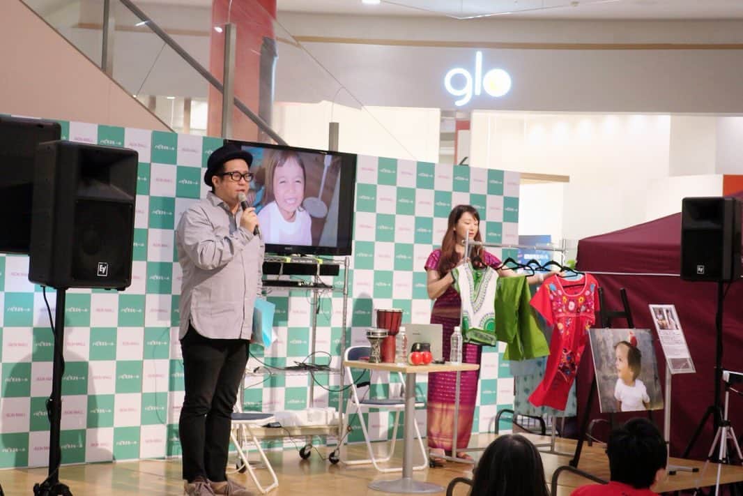 歩りえこさんのインスタグラム写真 - (歩りえこInstagram)「誕生日のメッセージありがとうございました。﻿ ﻿ 38歳の初仕事🌸﻿ ﻿ 昨日はイオンモール与野店にて【歩りえこ笑顔写真展トークショー】が開催されました。﻿ ﻿ MCはオオカミ少年片岡さん。﻿ ﻿ モニターの笑顔写真を観ながらトークし、民族衣装や民族楽器もご紹介。﻿ ﻿ そして、お客さまとお話ししなからみなさんの笑顔写真の撮影。﻿ ﻿ その後は書籍写真販売&サイン会📚﻿ ﻿ 19年間撮影してきた笑顔写真たちがまさかショッピングモールで展示されるなんてとても嬉しいです。﻿ ﻿ さらに、昔からブログを見てくださっている方なども来てくださりとても嬉しかったです。﻿ ﻿ お越しくださったみなさまありがとうございました😊﻿ ﻿ #イオン﻿ #イオンモール与野﻿ #笑顔写真展﻿ #写真展﻿ #オオカミ少年片岡 さん﻿ #歩りえこ﻿」9月24日 14時07分 - riekoayumi