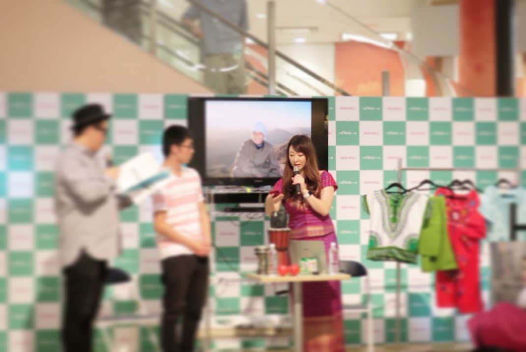 歩りえこさんのインスタグラム写真 - (歩りえこInstagram)「誕生日のメッセージありがとうございました。﻿ ﻿ 38歳の初仕事🌸﻿ ﻿ 昨日はイオンモール与野店にて【歩りえこ笑顔写真展トークショー】が開催されました。﻿ ﻿ MCはオオカミ少年片岡さん。﻿ ﻿ モニターの笑顔写真を観ながらトークし、民族衣装や民族楽器もご紹介。﻿ ﻿ そして、お客さまとお話ししなからみなさんの笑顔写真の撮影。﻿ ﻿ その後は書籍写真販売&サイン会📚﻿ ﻿ 19年間撮影してきた笑顔写真たちがまさかショッピングモールで展示されるなんてとても嬉しいです。﻿ ﻿ さらに、昔からブログを見てくださっている方なども来てくださりとても嬉しかったです。﻿ ﻿ お越しくださったみなさまありがとうございました😊﻿ ﻿ #イオン﻿ #イオンモール与野﻿ #笑顔写真展﻿ #写真展﻿ #オオカミ少年片岡 さん﻿ #歩りえこ﻿」9月24日 14時07分 - riekoayumi