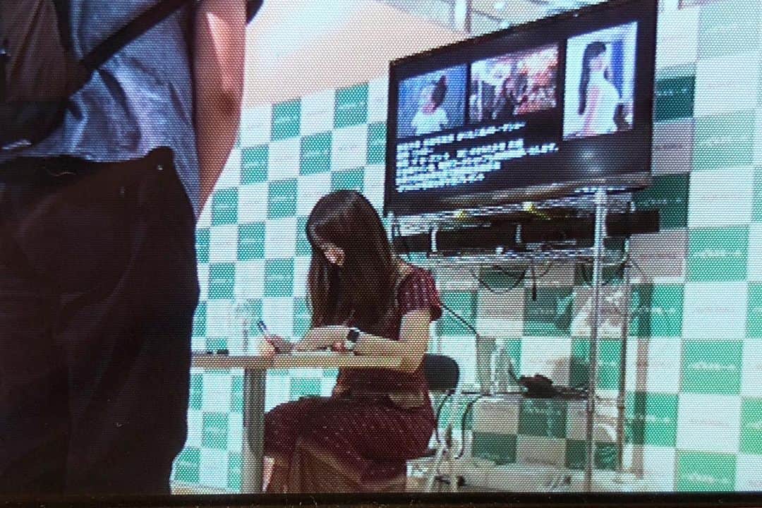 歩りえこさんのインスタグラム写真 - (歩りえこInstagram)「誕生日のメッセージありがとうございました。﻿ ﻿ 38歳の初仕事🌸﻿ ﻿ 昨日はイオンモール与野店にて【歩りえこ笑顔写真展トークショー】が開催されました。﻿ ﻿ MCはオオカミ少年片岡さん。﻿ ﻿ モニターの笑顔写真を観ながらトークし、民族衣装や民族楽器もご紹介。﻿ ﻿ そして、お客さまとお話ししなからみなさんの笑顔写真の撮影。﻿ ﻿ その後は書籍写真販売&サイン会📚﻿ ﻿ 19年間撮影してきた笑顔写真たちがまさかショッピングモールで展示されるなんてとても嬉しいです。﻿ ﻿ さらに、昔からブログを見てくださっている方なども来てくださりとても嬉しかったです。﻿ ﻿ お越しくださったみなさまありがとうございました😊﻿ ﻿ #イオン﻿ #イオンモール与野﻿ #笑顔写真展﻿ #写真展﻿ #オオカミ少年片岡 さん﻿ #歩りえこ﻿」9月24日 14時07分 - riekoayumi