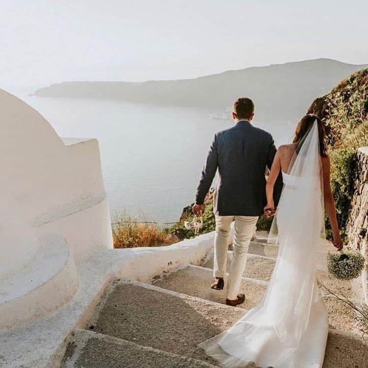 Wedding ?さんのインスタグラム写真 - (Wedding ?Instagram)「Lovely outdoor wedding and destination wedding - Santorini 🇬🇷 Tag a bride to be ❤️ Marque uma noivinha que quer um casamento assim! . . . . Planner @rocabellaweddings Flowers @bettyflowerssantorini Ph @lighthousephotography_gr Venue @rocabellasantorini . . . . .  #dress #makeup #hairstyle #vestido #weddingdecor #decoracaocasamento #justmarried #weddingtrends #wedding #bride #bridetobe #noiva  #vestidodenoiva #weddingdress #weddinggown  #casamento #honeymoon #luademel #destinationwedding#weddinginspiration #royal #royalwedding #recife #saopaulo #ny #london #weddingideasbrides」9月24日 14時07分 - weddingideas_brides