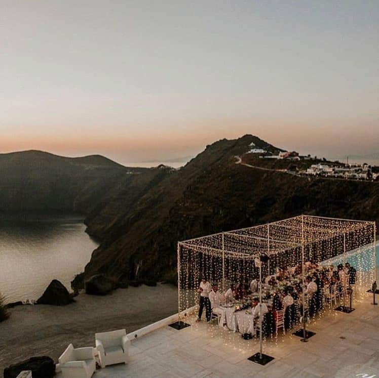 Wedding ?さんのインスタグラム写真 - (Wedding ?Instagram)「Lovely outdoor wedding and destination wedding - Santorini 🇬🇷 Tag a bride to be ❤️ Marque uma noivinha que quer um casamento assim! . . . . Planner @rocabellaweddings Flowers @bettyflowerssantorini Ph @lighthousephotography_gr Venue @rocabellasantorini . . . . .  #dress #makeup #hairstyle #vestido #weddingdecor #decoracaocasamento #justmarried #weddingtrends #wedding #bride #bridetobe #noiva  #vestidodenoiva #weddingdress #weddinggown  #casamento #honeymoon #luademel #destinationwedding#weddinginspiration #royal #royalwedding #recife #saopaulo #ny #london #weddingideasbrides」9月24日 14時07分 - weddingideas_brides