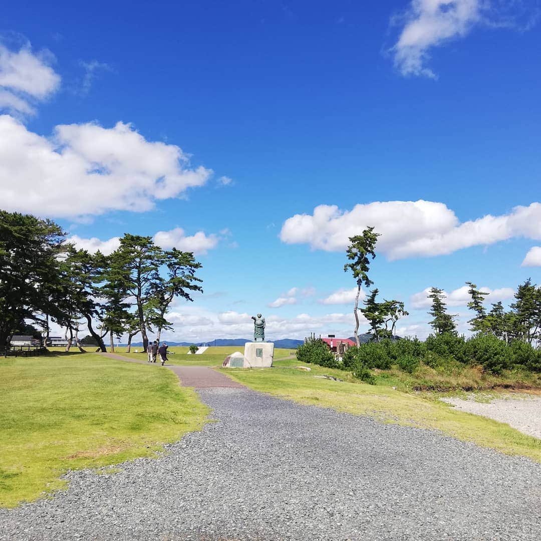 松本隆博さんのインスタグラム写真 - (松本隆博Instagram)「。 午後からのチャリティーLIVE の前に、三陸復興国立公園 岩井崎に参りました！ 今日は天気も良く穏やかで、 ここが僕の背より優に超える 所まで津波が来たとは思えない 位です。」9月24日 14時07分 - takam0210