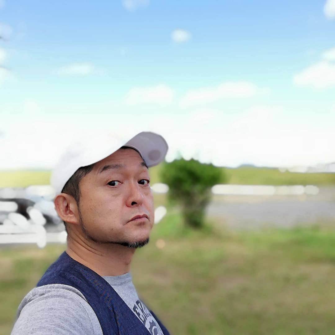 松本隆博のインスタグラム：「。 午後からのチャリティーLIVE の前に、三陸復興国立公園 岩井崎に参りました！ 今日は天気も良く穏やかで、 ここが僕の背より優に超える 所まで津波が来たとは思えない 位です。」