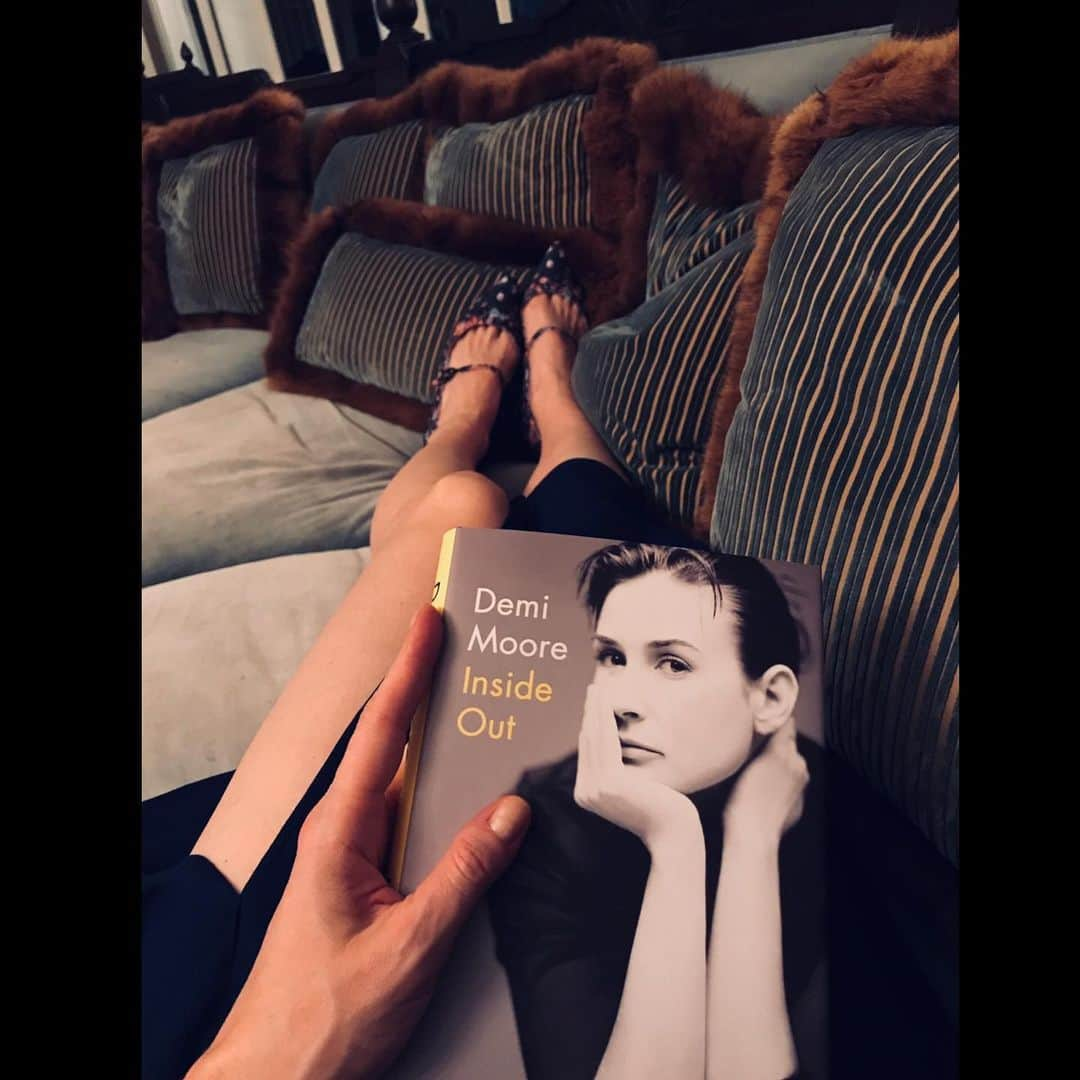 リヴ・タイラーさんのインスタグラム写真 - (リヴ・タイラーInstagram)「So excited to start reading my friends memoir  @demimoore 💗🙌🏻」9月24日 14時18分 - misslivalittle