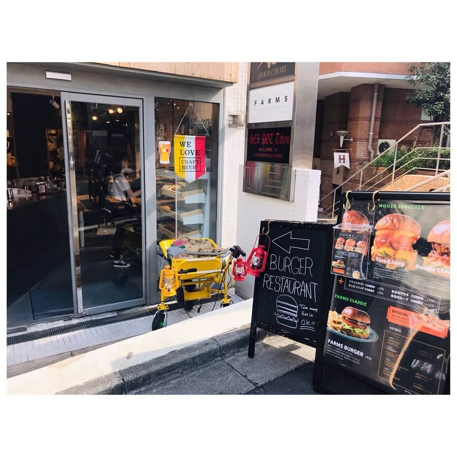 有明ゆなさんのインスタグラム写真 - (有明ゆなInstagram)「練馬にオープンして 話題のバーガーハウス 【GOOD MUNCHIES(グッド マンチーズ)】 セカンドブランドが 原宿竹下通りにオープン！！！ 行ってきちゃったよ･:*+.\(( °ω° ))/.:+ . 外観もお洒落だし テイクアウトの場所も可愛い♡ 店内もアメリカンな雰囲気が好きだった！ . . . . #Farmsbygoodmunchies #ファームズバイグッドマンチーズ #原宿ランチ #渋谷カフェ #原宿カフェ #渋谷ランチ #原宿グルメ #渋谷グルメ #pr #コラボベース #ハンバーガー #ハンバーガー🍔 #竹下通り #テイクアウト #takeout #原宿 #オシャレ #おしゃれ #カワイイ #可愛い #かわいい」9月24日 14時31分 - ariake_yuna