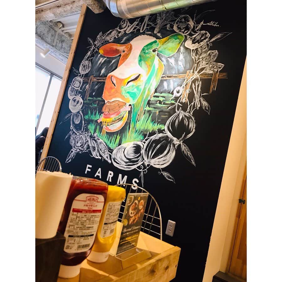 有明ゆなさんのインスタグラム写真 - (有明ゆなInstagram)「練馬にオープンして 話題のバーガーハウス 【GOOD MUNCHIES(グッド マンチーズ)】 セカンドブランドが 原宿竹下通りにオープン！！！ 行ってきちゃったよ･:*+.\(( °ω° ))/.:+ . 外観もお洒落だし テイクアウトの場所も可愛い♡ 店内もアメリカンな雰囲気が好きだった！ . . . . #Farmsbygoodmunchies #ファームズバイグッドマンチーズ #原宿ランチ #渋谷カフェ #原宿カフェ #渋谷ランチ #原宿グルメ #渋谷グルメ #pr #コラボベース #ハンバーガー #ハンバーガー🍔 #竹下通り #テイクアウト #takeout #原宿 #オシャレ #おしゃれ #カワイイ #可愛い #かわいい」9月24日 14時31分 - ariake_yuna