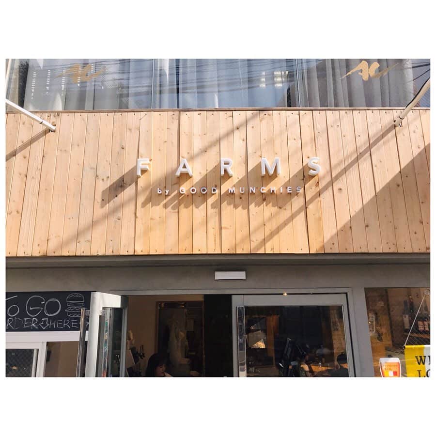 有明ゆなさんのインスタグラム写真 - (有明ゆなInstagram)「練馬にオープンして 話題のバーガーハウス 【GOOD MUNCHIES(グッド マンチーズ)】 セカンドブランドが 原宿竹下通りにオープン！！！ 行ってきちゃったよ･:*+.\(( °ω° ))/.:+ . 外観もお洒落だし テイクアウトの場所も可愛い♡ 店内もアメリカンな雰囲気が好きだった！ . . . . #Farmsbygoodmunchies #ファームズバイグッドマンチーズ #原宿ランチ #渋谷カフェ #原宿カフェ #渋谷ランチ #原宿グルメ #渋谷グルメ #pr #コラボベース #ハンバーガー #ハンバーガー🍔 #竹下通り #テイクアウト #takeout #原宿 #オシャレ #おしゃれ #カワイイ #可愛い #かわいい」9月24日 14時31分 - ariake_yuna