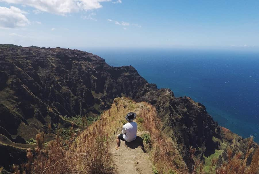 有働真帆さんのインスタグラム写真 - (有働真帆Instagram)「Picture and video don’t do it justice.. but this view was one of  the best experiences of my life🏞✨ that last part of the path was really narrow and dangerous(2,500ft drop. It looks like there is bushes on the side but it’s actually straight drop) so if you go there, BE CAREFUL. I didn’t and couldn’t go all the way because I’m afraid of heights and it made me really uncomfortable lol #lifeisanadventure #safetyfirst #hawaii #napalicoast」9月24日 14時38分 - maho_udo