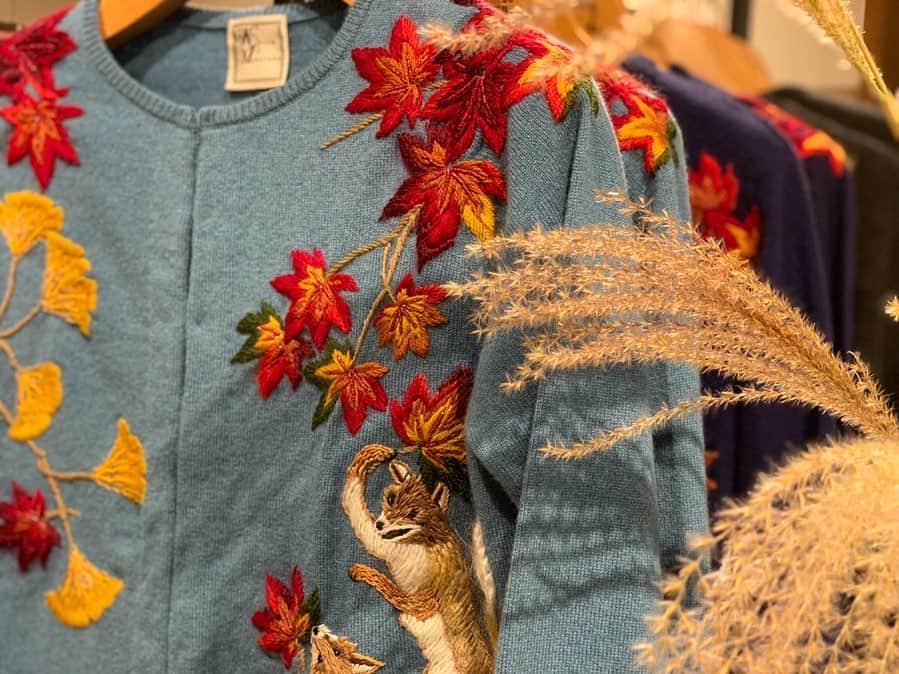 丸山敬太さんのインスタグラム写真 - (丸山敬太Instagram)「“Fox Embroidery Knit” . . #ケイタマルヤマ #keitamaruyama #丸山邸 #maisondemaruyama #snow #刺繍 #embroidery #fox #キツネ #梅田阪急 #名古屋高島屋 . 【丸山邸 MAISON de MARUYAMA】 営業時間 12:00〜20:00 （毎週月曜日定休・祝日営業） 東京都港区南青山4-25-10 TEL 03-3406-1935 . 【KEITA MARUYAMA 阪急うめだ本店】 日〜木曜日 10:00〜20:00 金・土曜日 10:00〜21:00 大阪府大阪市北区角田町8-7-3F TEL 06-6313-0605 . 【KEITA MARUYAMA  名古屋高島屋POPUP】 KEITA MARUYAMA  2019-20 Autumn & Winter COLLECTION “Dark night fantasia”  DAY: 9/18(wed)〜9/24(tue)」9月24日 14時55分 - keitamaruyama_official