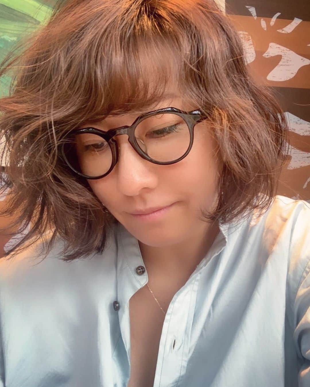 風間ゆみえのインスタグラム：「今日はサックスブルーにグリーンのコーディネート、朝、夫に褒められた…☺️ というか、朝、実はショートパンツを穿いて出かけようとしたら、「ゆみえちゃん、それで出かけるの？」どうして？暑い…😵って言ったら、「ちょっと季節感が…」って、年中ビーチサンダルはく夫に言われた😂  サックスブルーのブラウス @la_marine_francaise_official . モスグリーンのニットパンツ @stylings_official . サンダル @marni . カゴバッグ @palejute . #yumie_k_style」