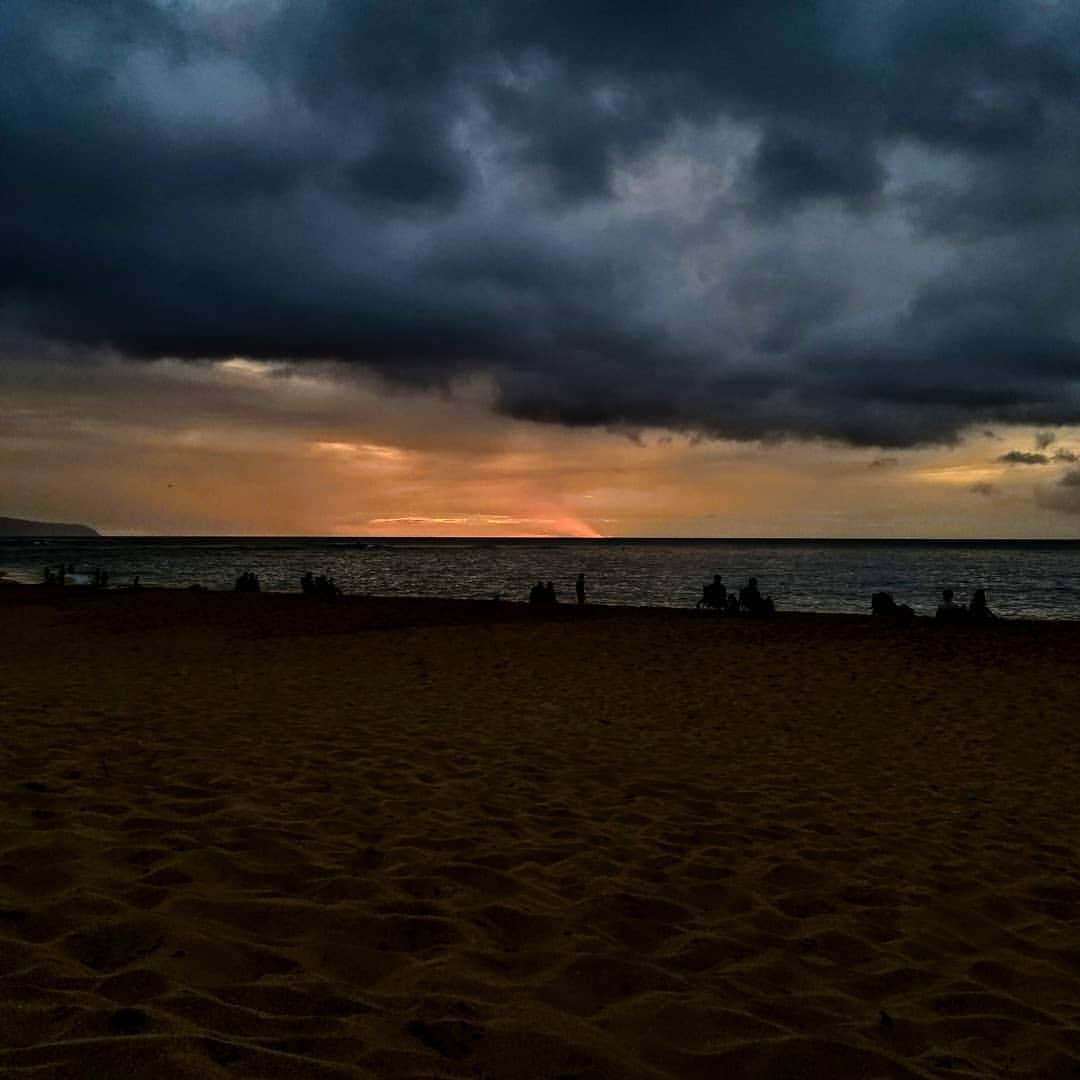 前園真聖さんのインスタグラム写真 - (前園真聖Instagram)「オアフ島は1日雨…。 サンセットビーチで夕日が少しだけ見れました😊 #hawaii #North Shore #honolulu  #サンセットビーチ #ハワイ #前園真聖」9月24日 15時00分 - maezono_masakiyo