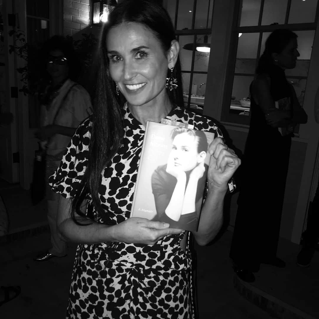 アマンダ・デ・カディネットさんのインスタグラム写真 - (アマンダ・デ・カディネットInstagram)「This is my beloved friend @demimoore with her brand new Memoir “ Inside Out “.There is not enough space in one post to describe the blessing it is to know and love this human and her family.Her memoir is a perfect reflection of who she is; profoundly honest, brave , humble and endlessly generous in every way . The stories she has shared in her book are a true insight, into a woman who has been a pioneer , challenging stereotypes and advocating for equal pay in Hollywood,long before anyone else.She is a survivor, a truth seeker,she’s funny,smart,kind and loyal.I’m so excited for any of you who read her book to get to know Demi for the brilliant trailblazer that she is . 💗You D  #ProudFriend  #InsideOut」9月24日 15時11分 - amandadecadenet