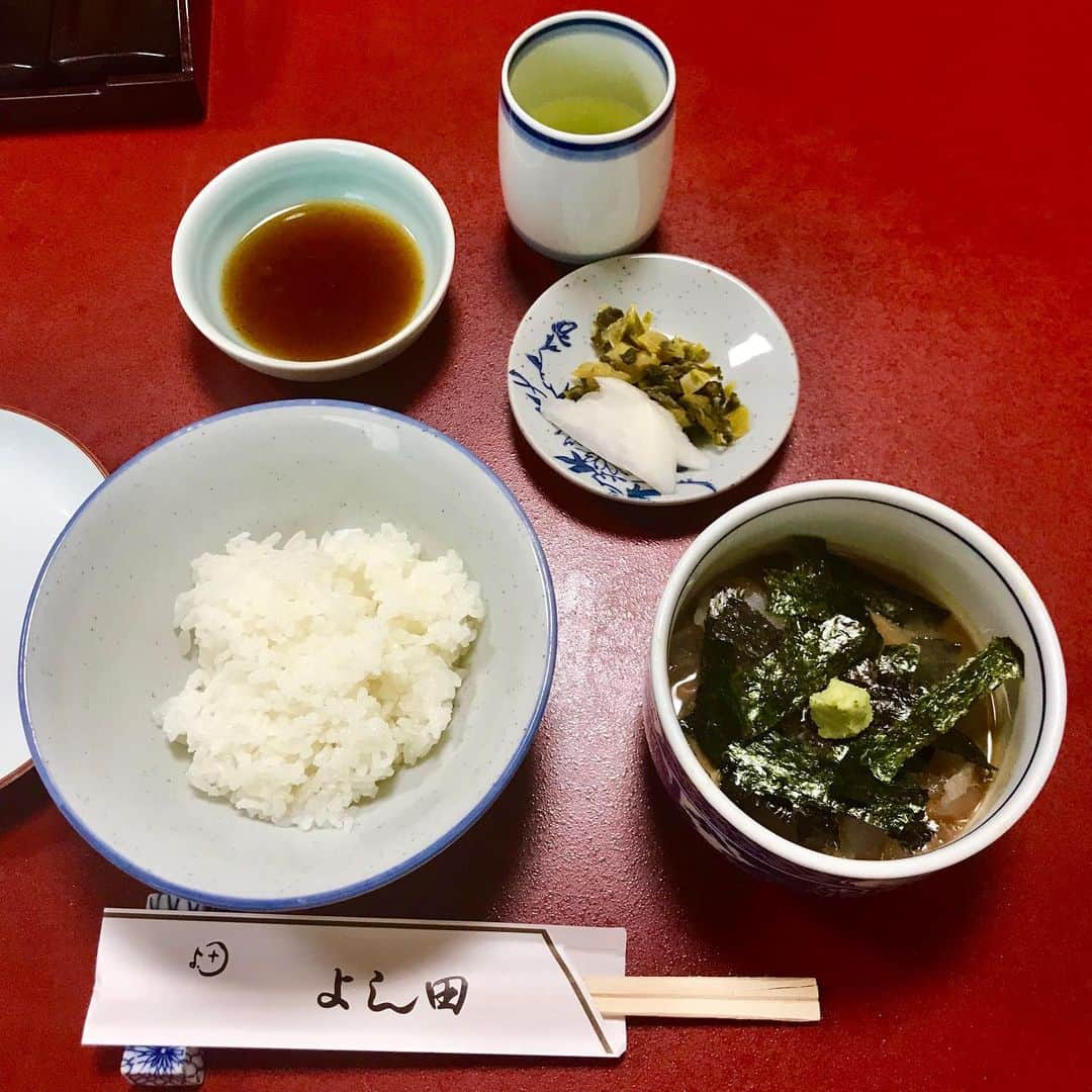 島谷ひとみさんのインスタグラム写真 - (島谷ひとみInstagram)「福岡ありがとう♬  結果、 水炊き食べて、鯛茶漬け食べて。。。 みなさんに、また九州来て〜なんて言ってもらえて、幸せな時間でした^_^  今回、いろんなイベントがキッカケでライブにいらしてくれたという方がたくさん♡  嬉しい限りです♬  また、歌いに来ます🎤♬ お腹いっぱい胸いっぱいw❤️ #Brooklynparlor #博多 #水炊き #うぐいす #オープン３日目大当たり🎯 #鯛茶漬け #よし田 #吉田社長いつもよくしていただきありがとうございます #島谷ひとみ」9月24日 15時15分 - shimatani_hitomi_official