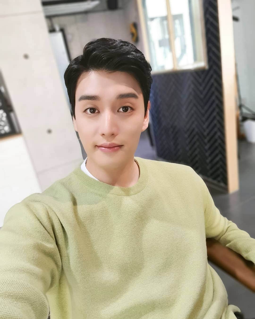 イライのインスタグラム：「I love this knit so much hehe i could wear it everyday lol • 이 니트가 왜이렇게 좋지? 걔속 입게 되네 ㅎㅎㅎ • @iter_people • #Eli #Kim #Shop #Hair #Makeup #LOTD #avocadogreen #cashmere #knit #itsgettingcold #fall #autumn #iter #이터 #옷너무젛다 #meeting #hopeitgoeswell #fingerscrossed #workhard #getashoutoutfromme #cameo #linkinbio #hehe #peace #happiness #hashtags #♡」