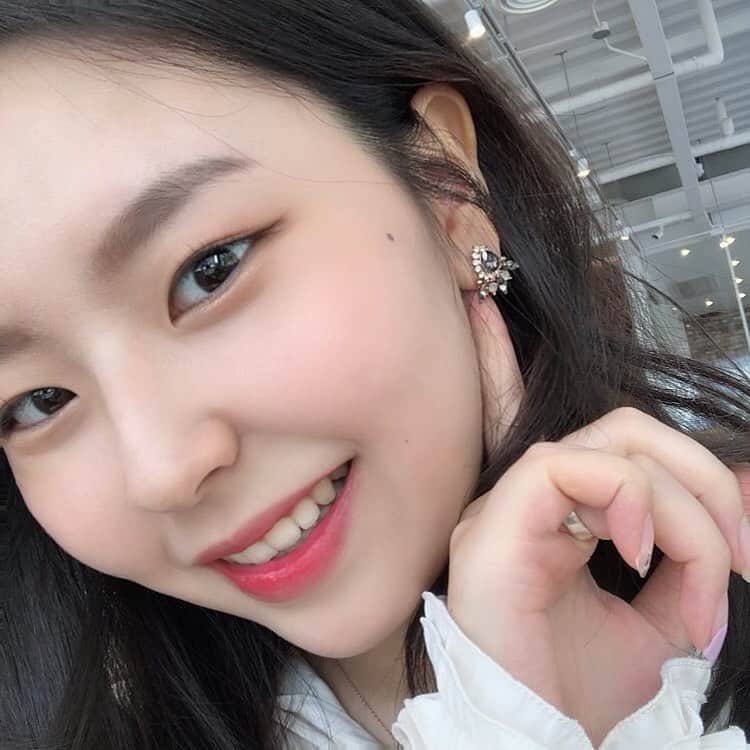 のインスタグラム：「귀걸이 예뿌지 예뿌지?!🖤 ⤴︎ ε=ε=(ง ˃̶͈̀ᗨ˂̶͈́)۶ ⤴︎」