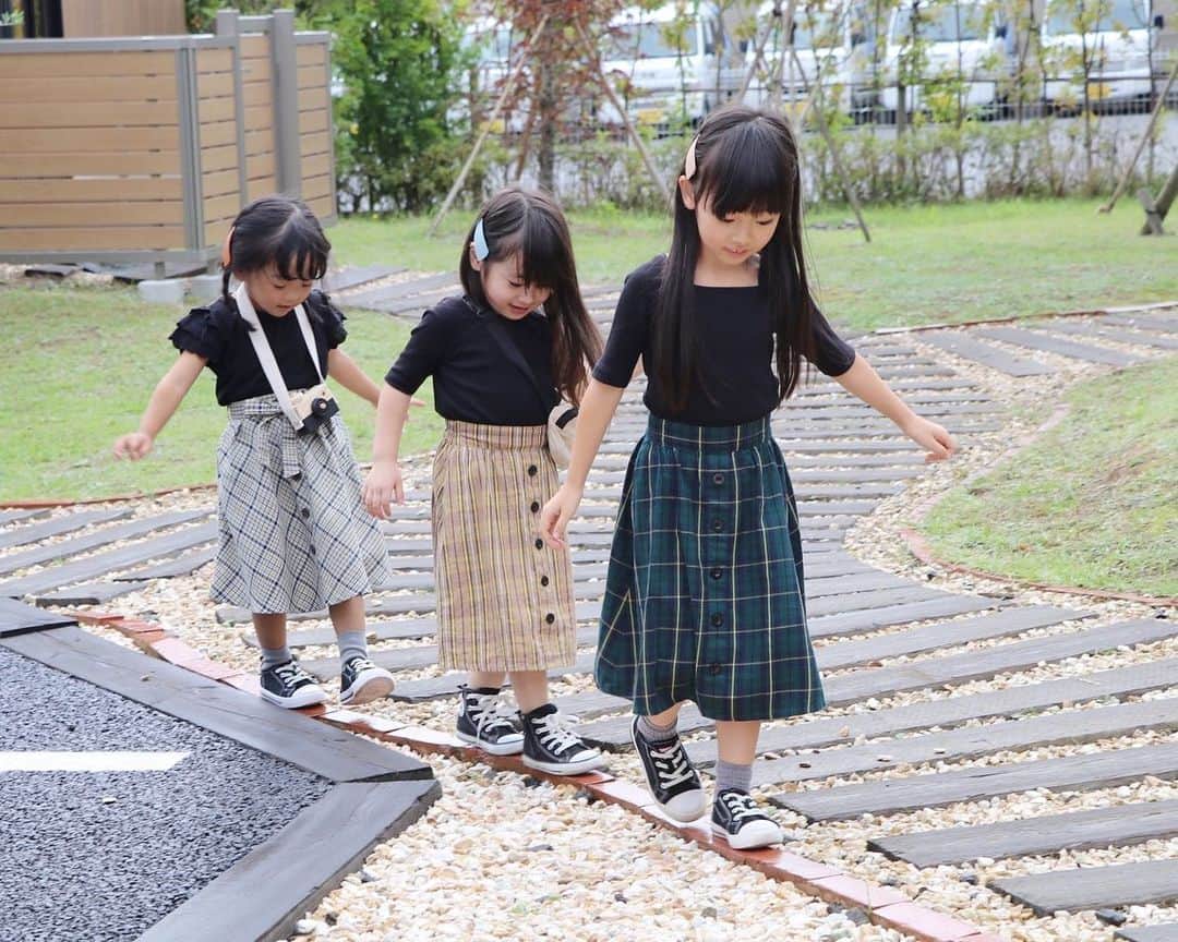 Akiのインスタグラム：「9/24 ・ 3連休に @saika___ig と @yuirio0 と 一緒にカフェへ☺️☕️ ・ ・ このメンバーで会うのは 2回目なんだけど ・  @saika___ig が 👧🏻「3人だから楽しいね♡」 とご飯を食べながらつぶやくほど とっても仲良し🥰 ・ #語彙力かわいいかわいいかわいい ・ ・ 普段お喋りに夢中で 全然ご飯を食べない娘が このメンバーだと ・ 👧🏻「サキちゃん小学生だから食べるよ！」 ・ とお姉さん感ブイブイいわせて アホほどモリモリ食べるので もう毎食一緒に食べればいいと思う☺️️🍴 ・ ・ いつも4歳さんチームに 7歳JSをシレッと紛れ込ませてくれて ありがとう☺️🙏 ・ ・ ・ ・」