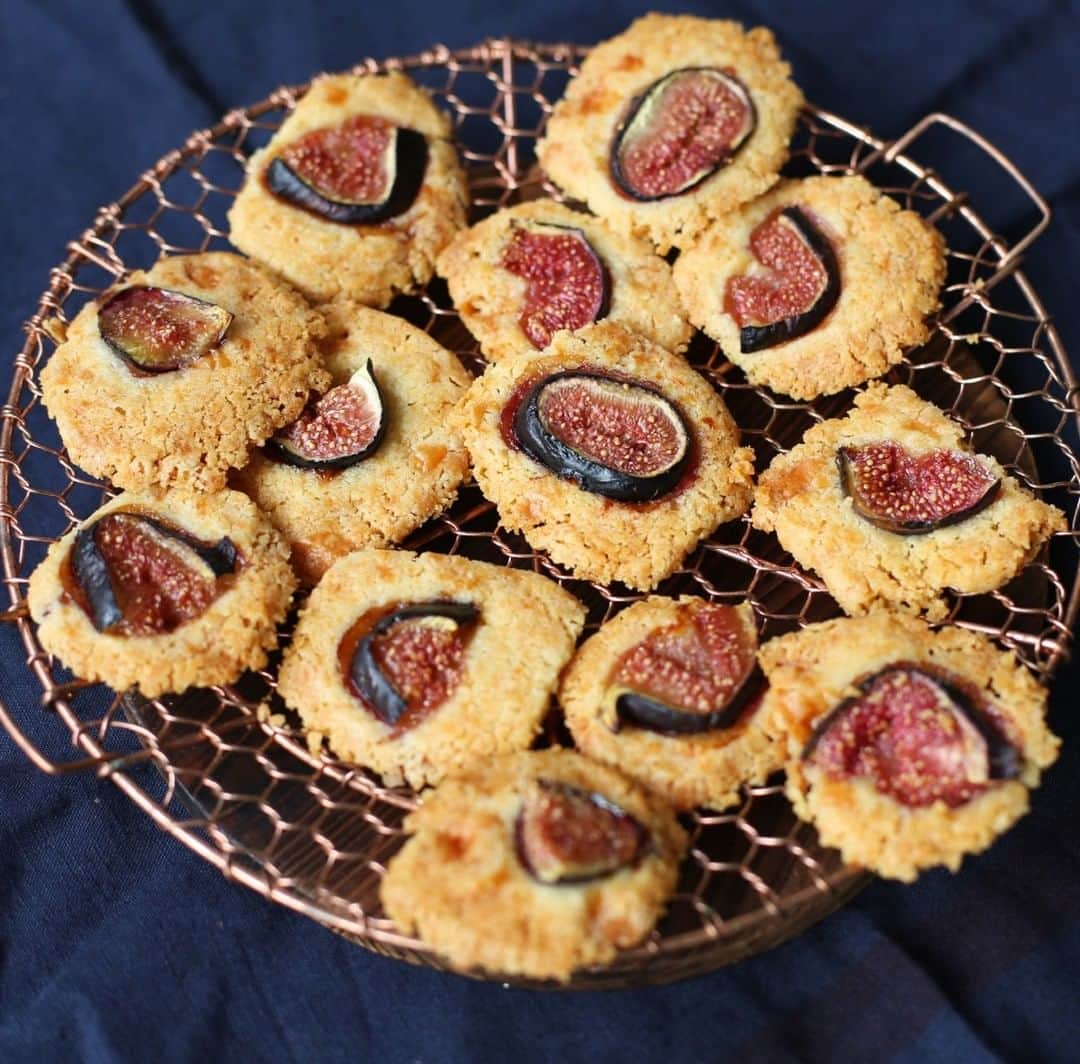 レイチェル・クーさんのインスタグラム写真 - (レイチェル・クーInstagram)「These 🧀 and fig coins make the perfect little party snack, or an easy treat that can be pulled out of the freezer when impromptu guests arrive at the door 🥂Recipe 👉 ⁠link in bio⁠ 📸: @messyla ⁠ .⁠ .⁠ .⁠ .⁠ .⁠ .⁠ .⁠ #Rachelkhoo #cheese #fig #coins #aperitif #recipe #baking #recipe #snack ⁠ ⁠」9月24日 15時30分 - rachelkhooks