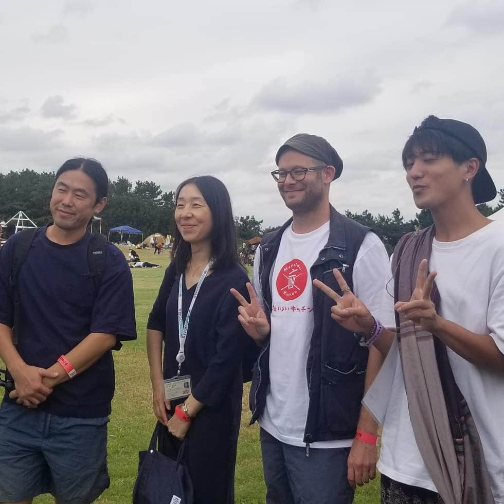 前田真里さんのインスタグラム写真 - (前田真里Instagram)「今年の #peaceday 2019 @幕張海浜公園 最高でした☮️ 潮風を感じながら、芝生の上で 初フェス、トーク、映画を楽しむひととき  こんなにも みんなと平和について 1日中、語りあったこと、 なかったかもしれない。  自分の好きなこと、 没頭することをつづけて  1人でも多くのひとに happyになってもらえたら 嬉しいな🍀  これからも ゆるやかにpeace creatorを つづけていきます～～ #千葉 #海浜幕張 #peaceday2019  #しなきゃ、なんてない  たくさんの人たちとhugや握手して 幸せなピースデーでした。」9月24日 15時33分 - maedamari