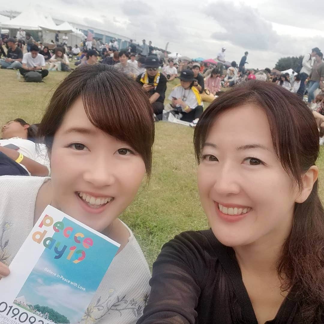 のインスタグラム：「今年の #peaceday 2019 @幕張海浜公園 最高でした☮️ 潮風を感じながら、芝生の上で 初フェス、トーク、映画を楽しむひととき  こんなにも みんなと平和について 1日中、語りあったこと、 なかったかもしれない。  自分の好きなこと、 没頭することをつづけて  1人でも多くのひとに happyになってもらえたら 嬉しいな🍀  これからも ゆるやかにpeace creatorを つづけていきます～～ #千葉 #海浜幕張 #peaceday2019  #しなきゃ、なんてない  たくさんの人たちとhugや握手して 幸せなピースデーでした。」