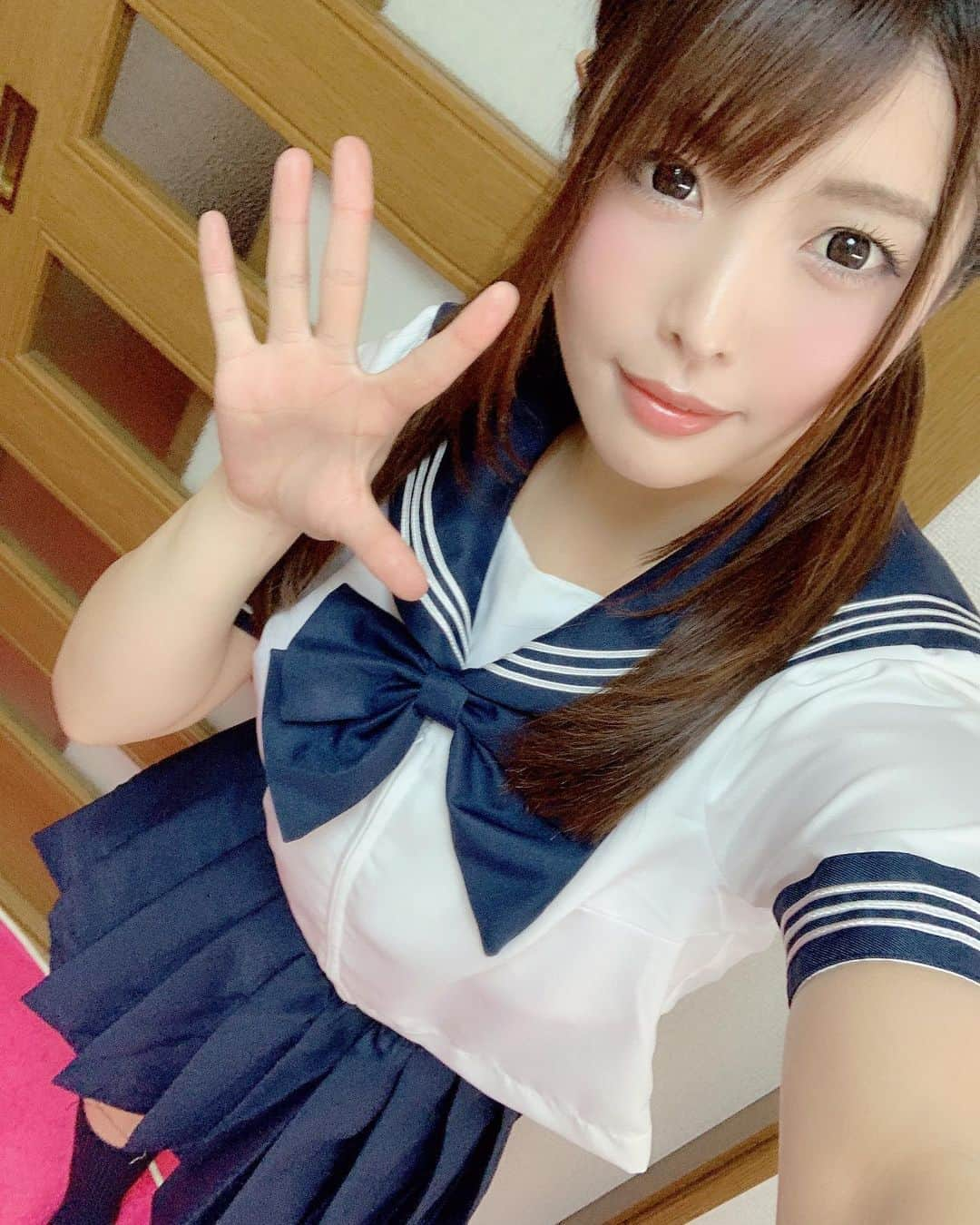 新村あかりさんのインスタグラム写真 - (新村あかりInstagram)「セーラー服ってなんでこんな背徳みがすごいんやろ #av女優 #制服コスプレ  #新村あかり #現役の学生の時はずっとブレザーだった」9月24日 15時39分 - niimura_akari