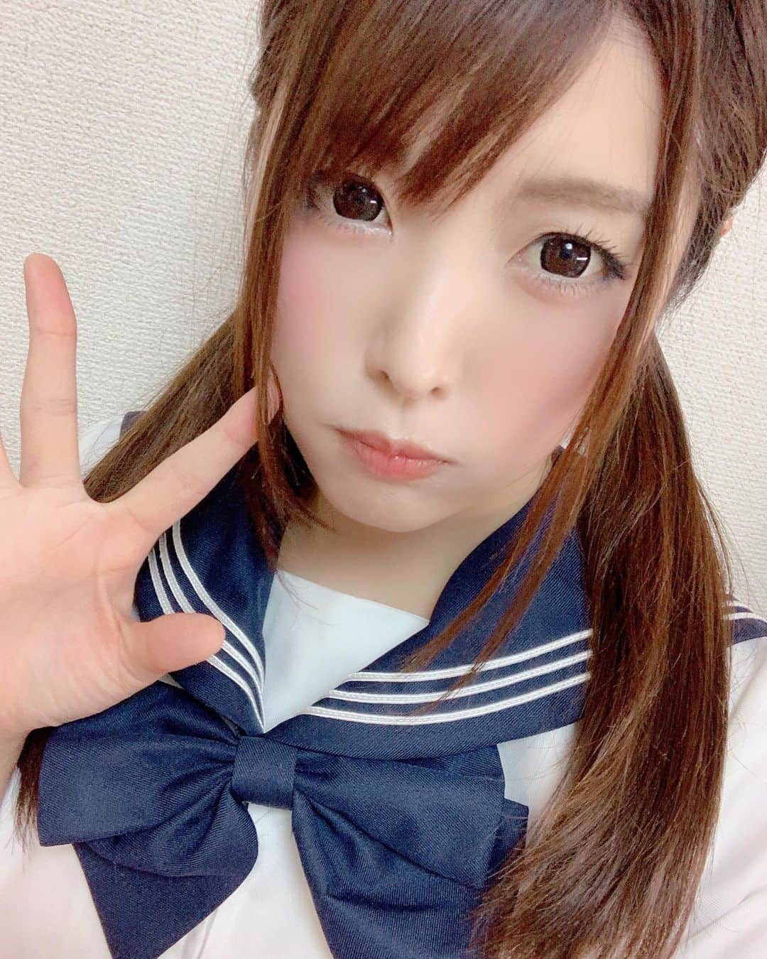新村あかりのインスタグラム：「セーラー服ってなんでこんな背徳みがすごいんやろ  #av女優 #制服コスプレ  #新村あかり #現役の学生の時はずっとブレザーだった」