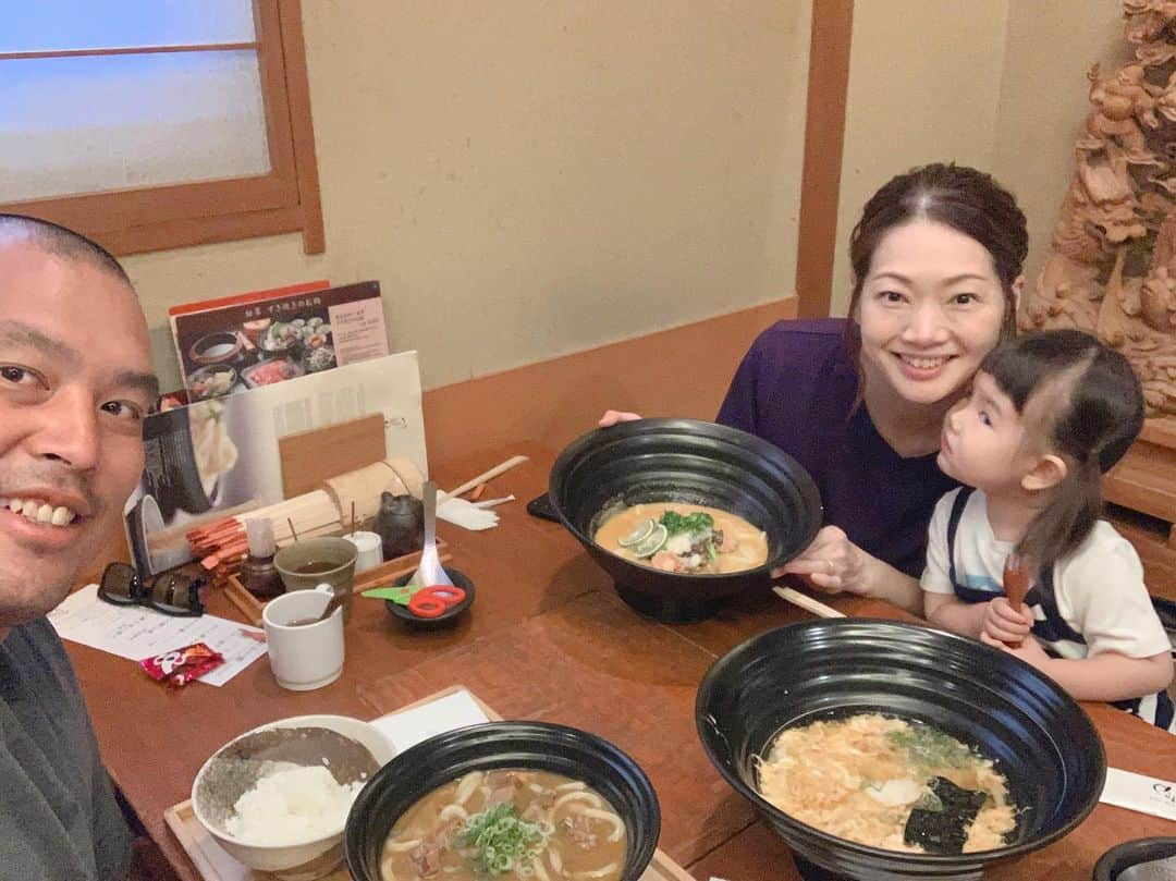 井上香織さんのインスタグラム写真 - (井上香織Instagram)「2019.9.24 ・ 何年振りかの 【つるとんたん】 味もお店の雰囲気もお上品✨✨ ・ そしてやっぱりこの器の大きさは何度見てもテンション上がる(⁎⁍̴̆Ɛ⁍̴̆⁎) ・ 北新地店はお座敷有りですごくゆっくりできました😍 ・ #大阪 #つるとんたん #北新地店 #高級おうどん #家族時間」9月24日 15時43分 - kaorin888